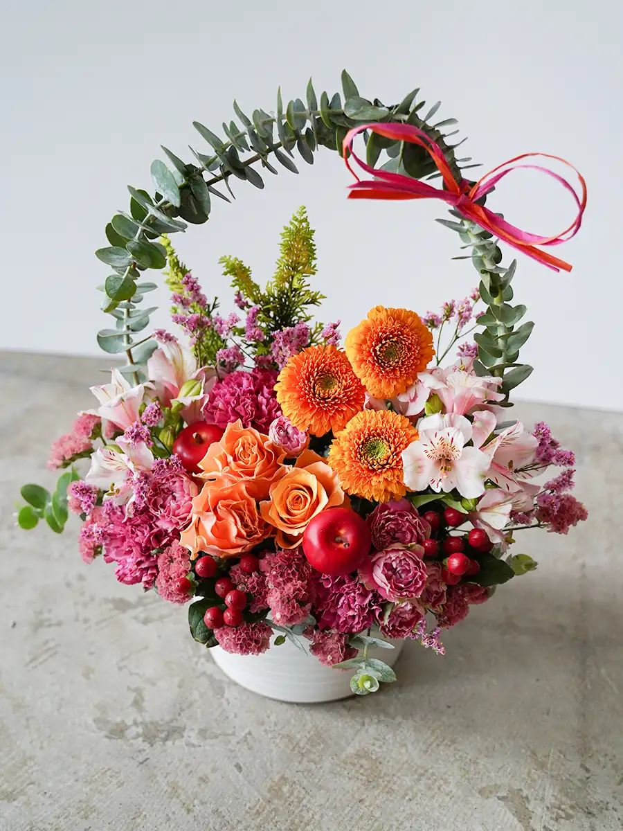 アーチの生花アレンジ ピンクオレンジ S｜おしゃれな祝い花通販Sakaseru