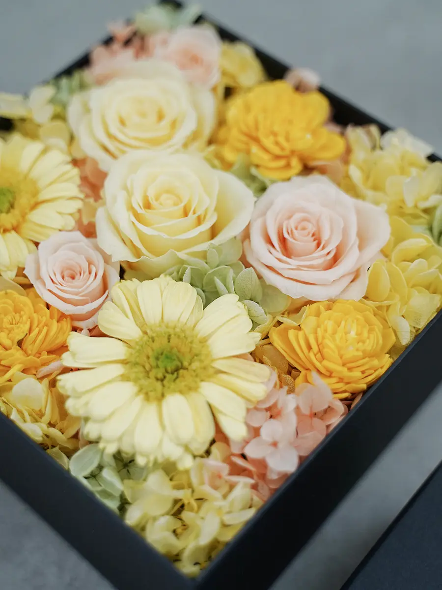 プリザーブドのボックスフラワー 黄色 M｜フラスタ・楽屋花のSakaseru