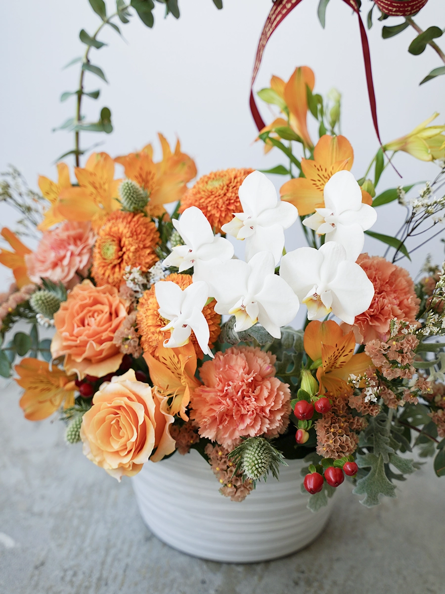 胡蝶蘭のアーチ生花アレンジ オレンジ M｜おしゃれな祝い花通販Sakaseru