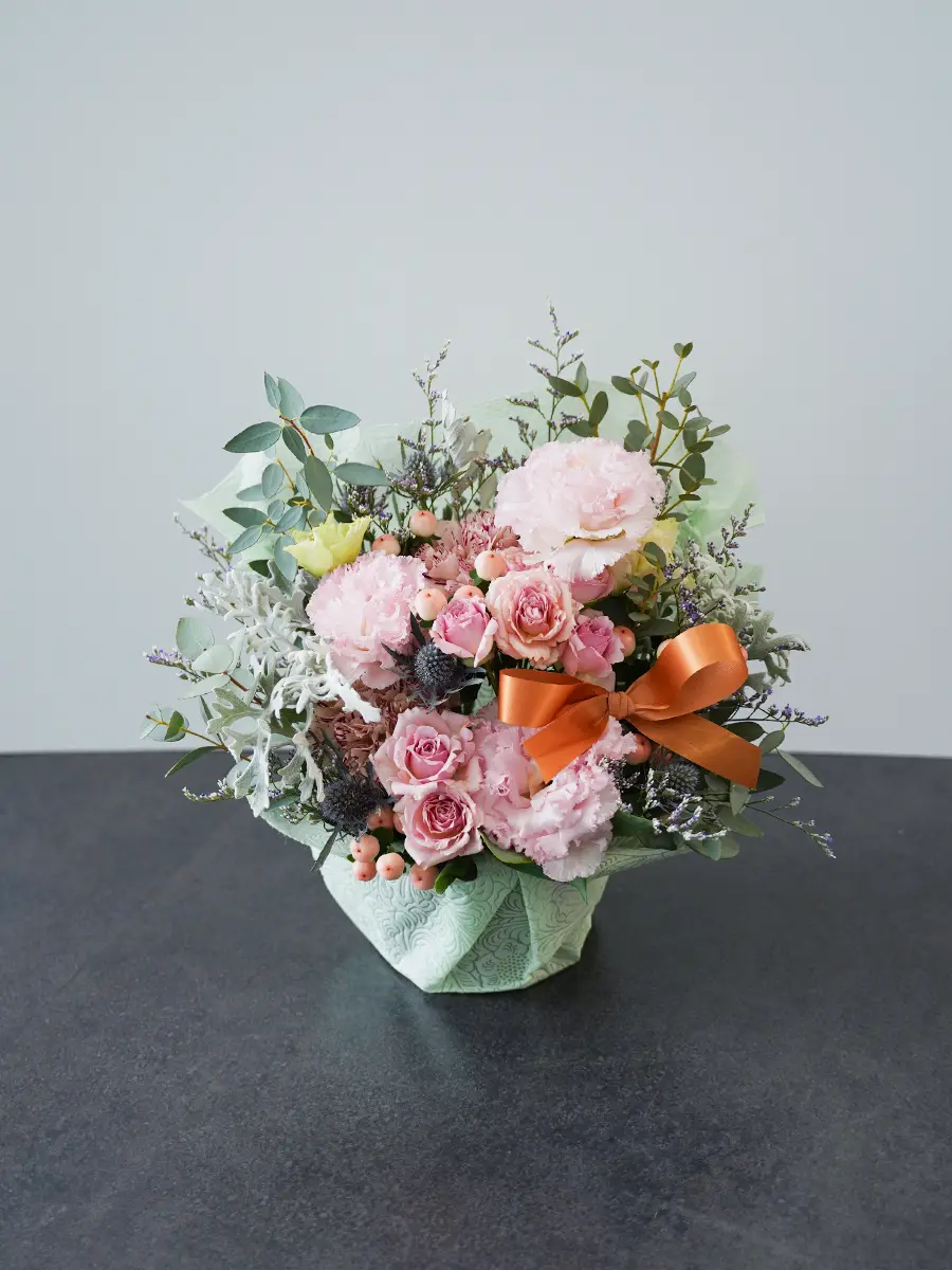 ドライフラワーアレンジメント（バラ、紫陽花）ラッピング無料スタンドサービス ラッピングが選べる生花アレンジ ピンク S｜フラスタ・楽屋花のSakaseru