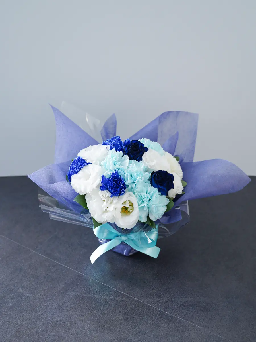 ラッピングが選べるラウンドの生花アレンジ ブルー S｜フラスタ
