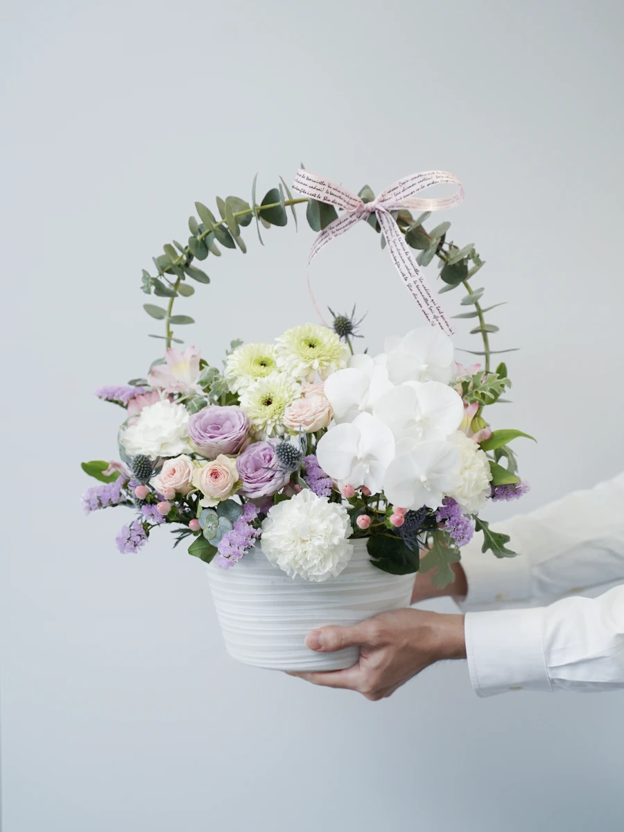 胡蝶蘭のアーチ生花アレンジ ピンク紫 M｜おしゃれな祝い花通販Sakaseru