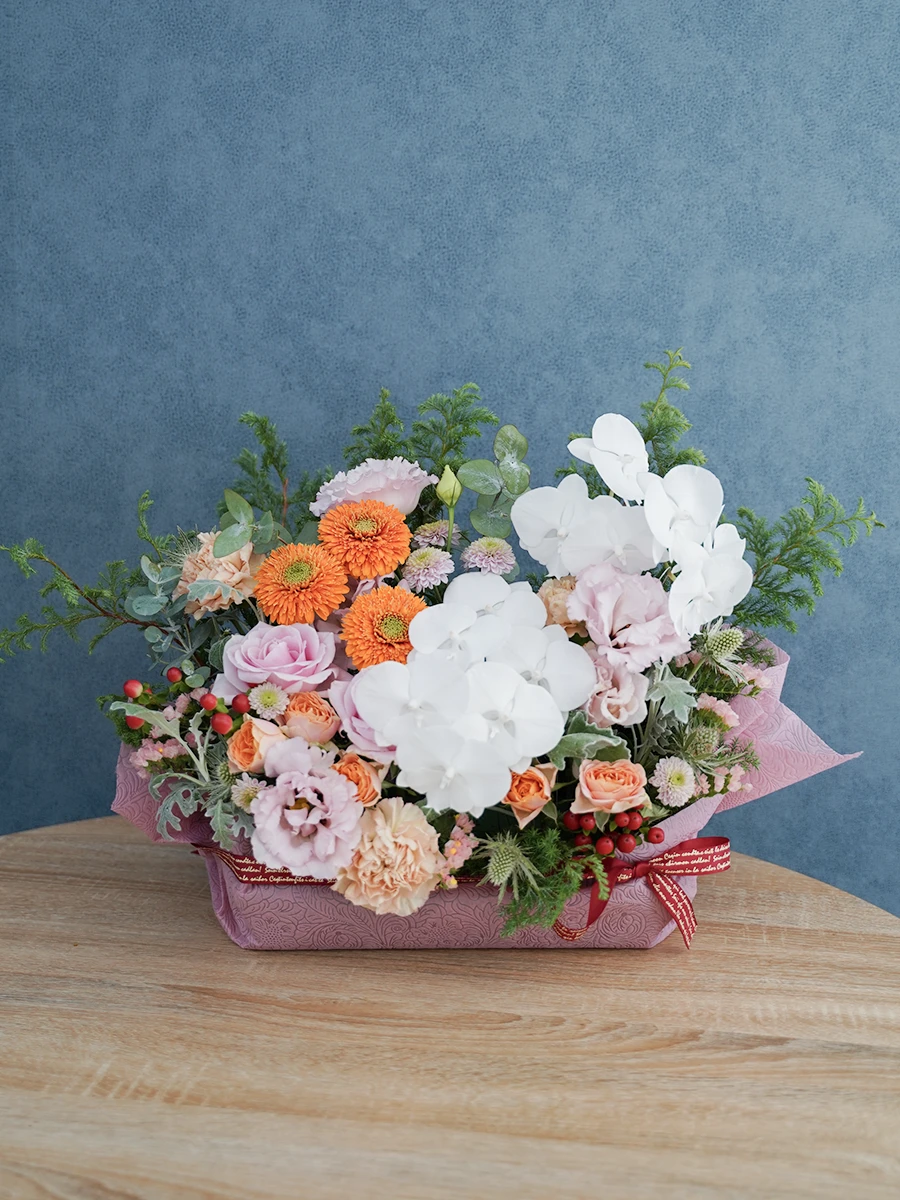 胡蝶蘭のラッピング生花アレンジ ピンクオレンジ｜おしゃれな祝い花