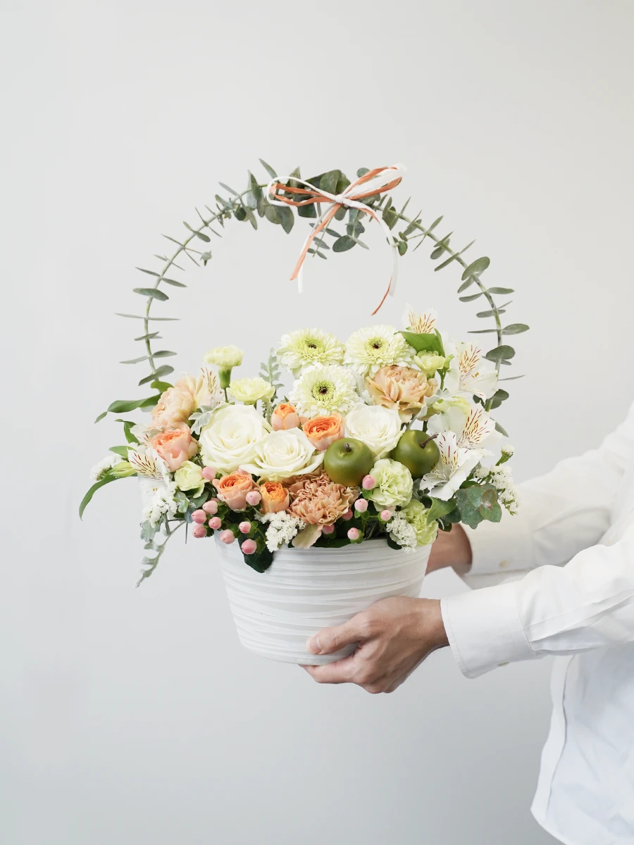 アーチの生花アレンジ 白ベージュ S｜おしゃれな祝い花通販Sakaseru