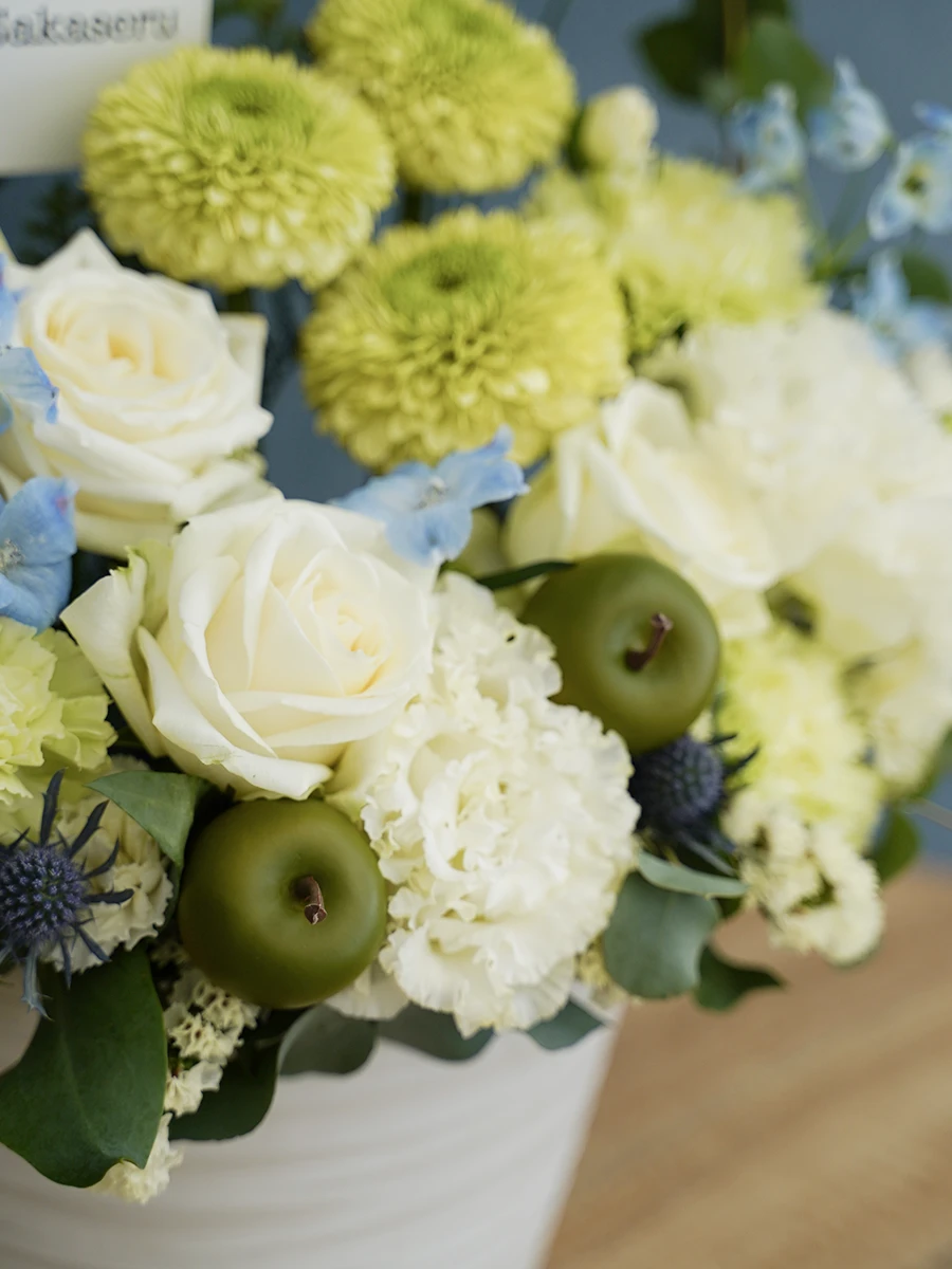 アーチの生花アレンジ 白 S｜フラスタ・楽屋花のSakaseru