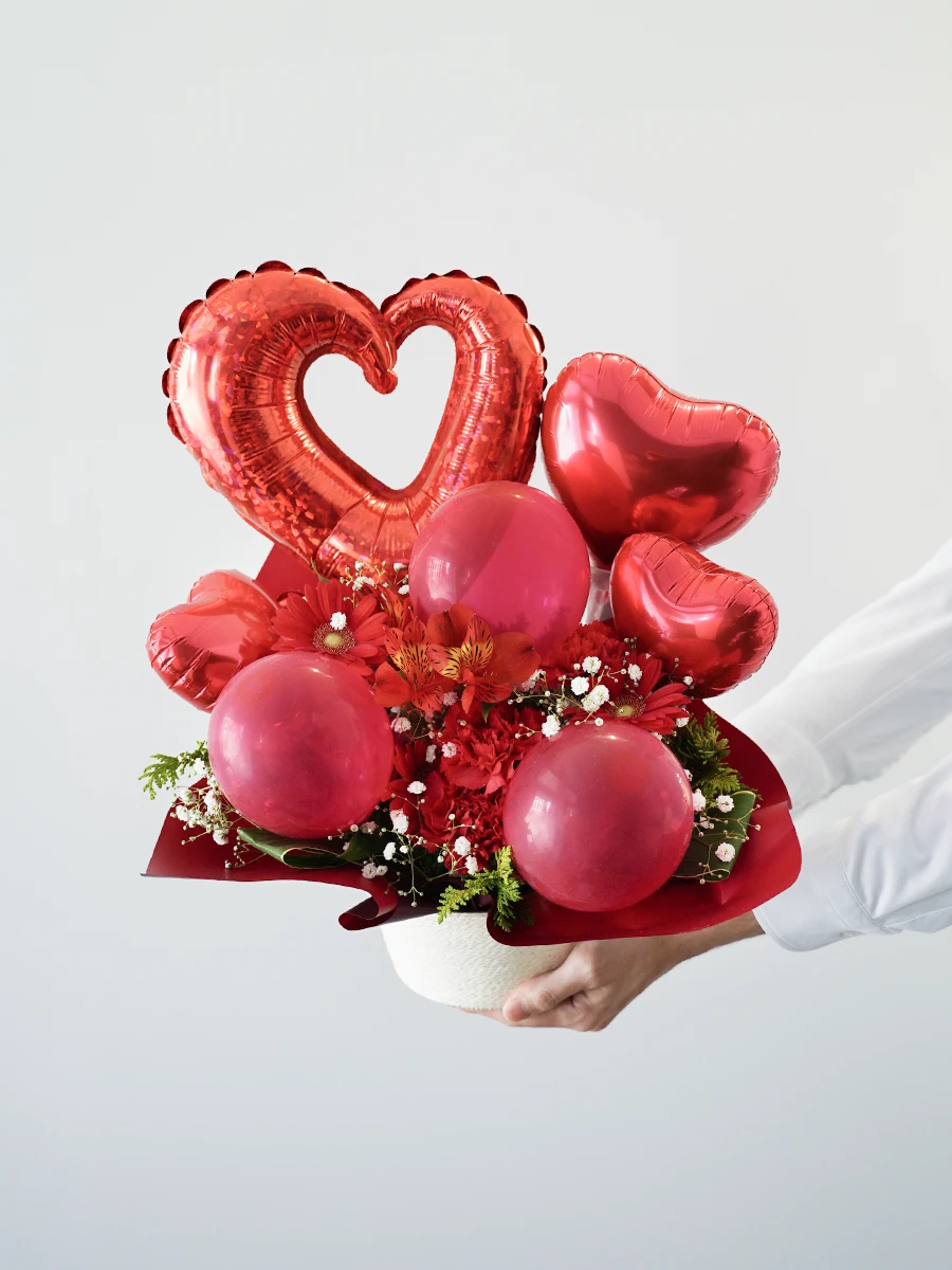 ハート型バルーンアレンジメント ハートバルーンの生花アレンジ 赤｜フラスタ・楽屋花のSakaseru