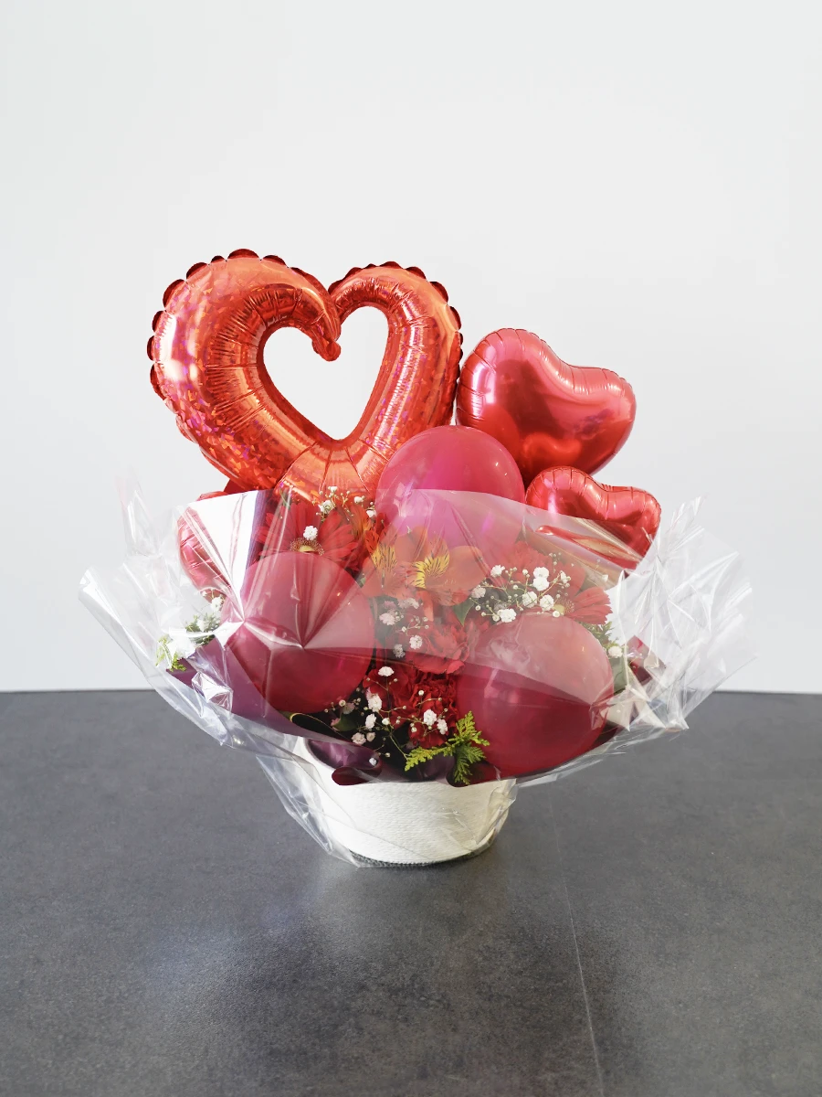 ハートバルーンの生花アレンジ 赤｜フラスタ・楽屋花のSakaseru