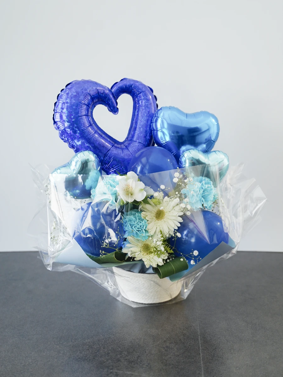 ハートバルーンの生花アレンジ ブルー｜フラスタ・楽屋花のSakaseru