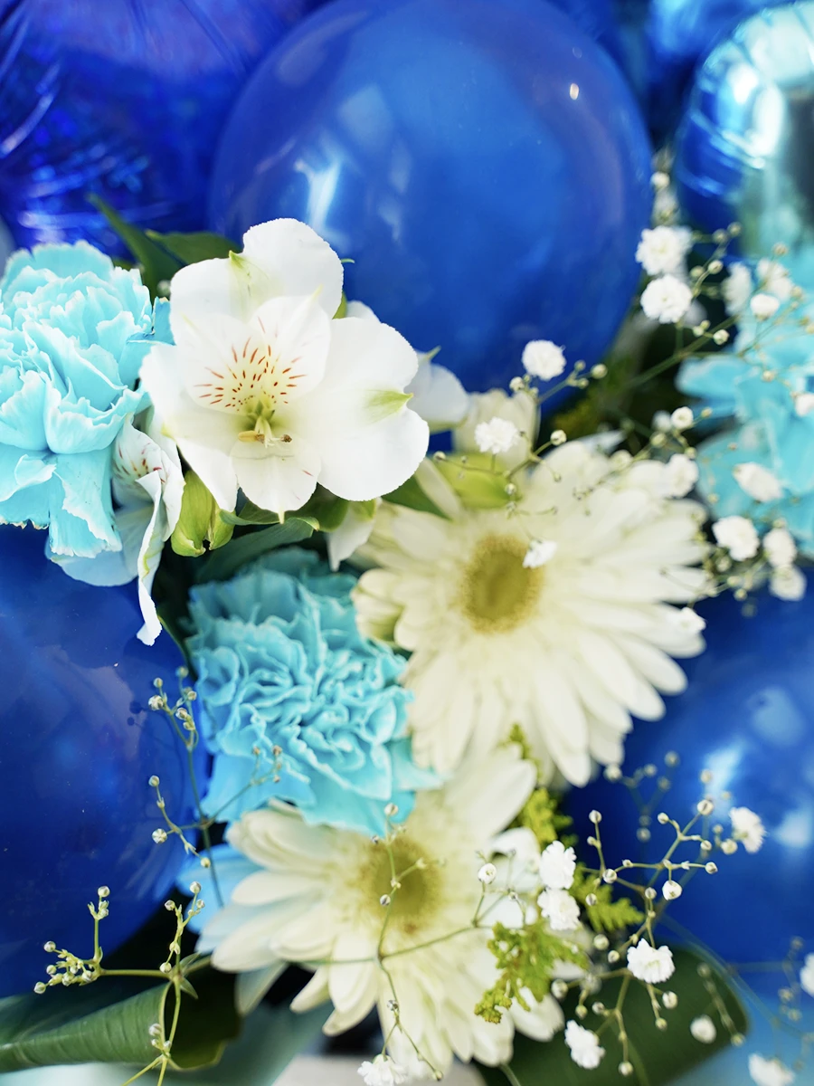 ハートバルーンの生花アレンジ ブルー｜フラスタ・楽屋花のSakaseru