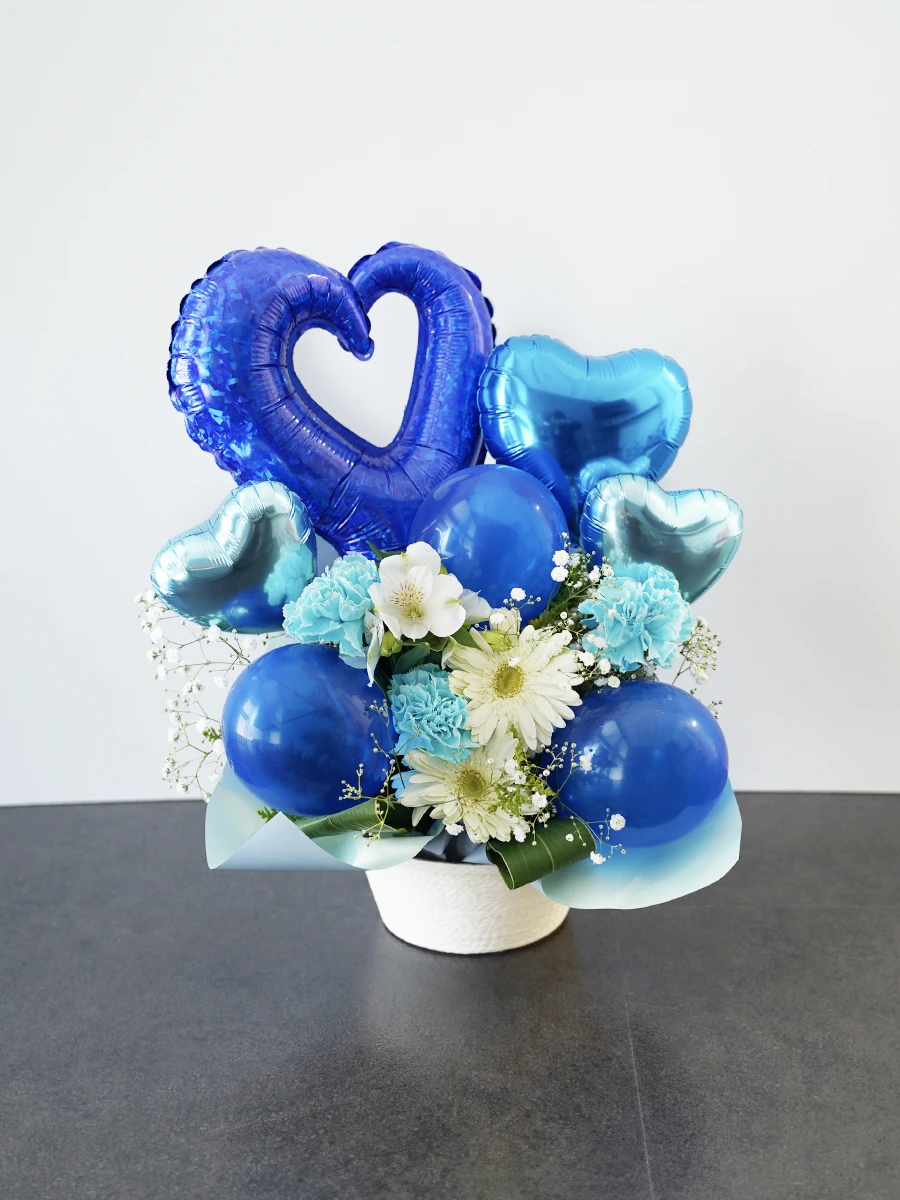 ハートバルーンの生花アレンジ ブルー｜フラスタ・楽屋花のSakaseru