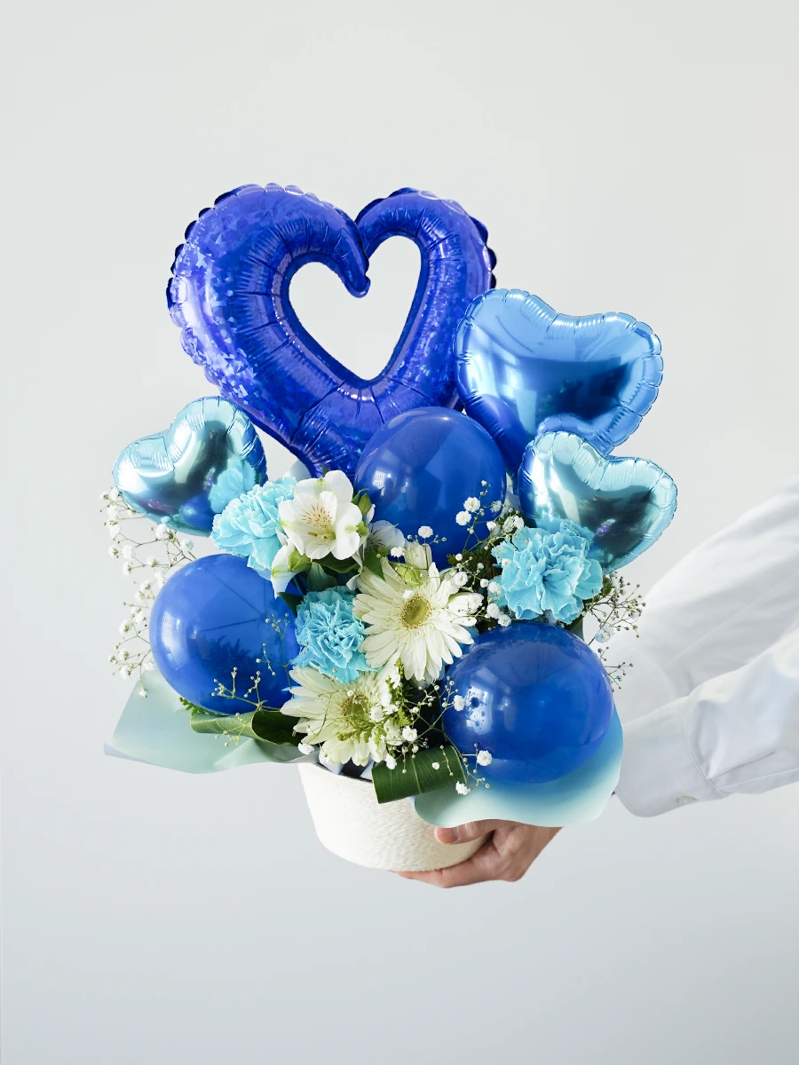 ハートバルーンの生花アレンジ ブルー｜フラスタ・楽屋花のSakaseru