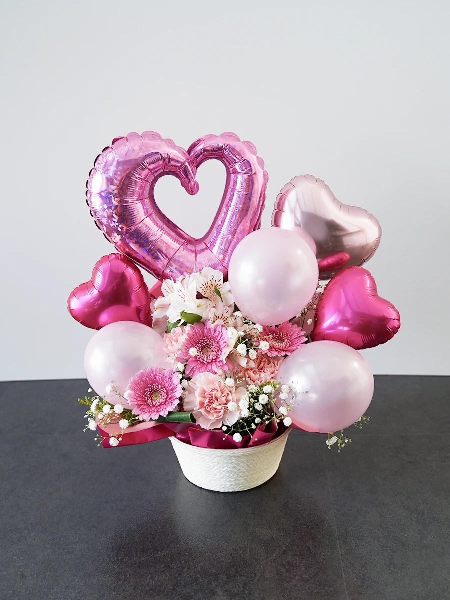 ハート型バルーンアレンジメント ハートバルーンの生花アレンジ ピンク｜フラスタ・楽屋花のSakaseru