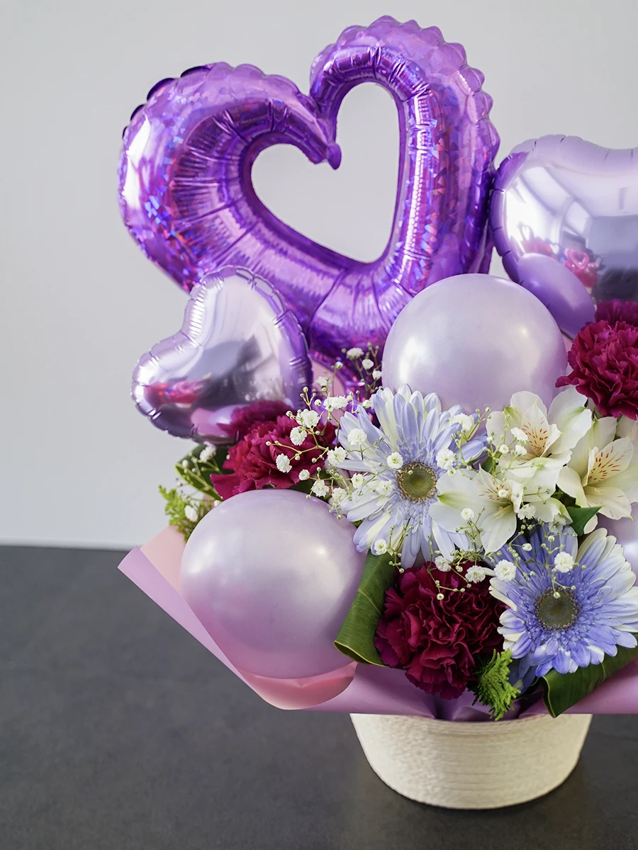 ハートバルーンの生花アレンジ 紫｜フラスタ・楽屋花のSakaseru