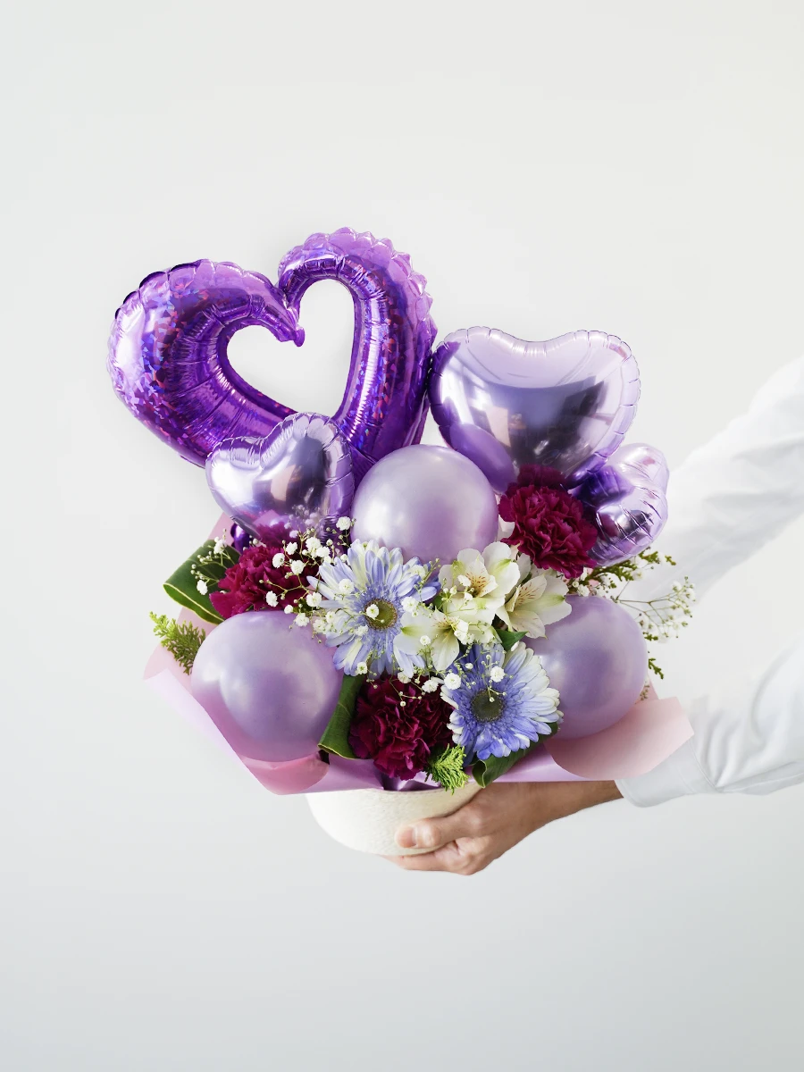 ハート型バルーンアレンジメント ハートバルーンの生花アレンジ 紫｜フラスタ・楽屋花のSakaseru