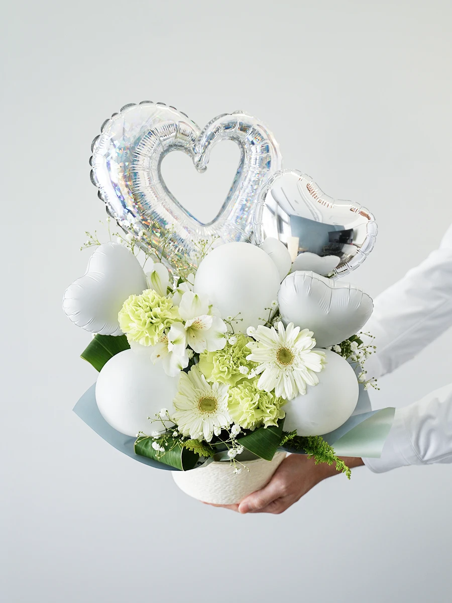 ハートバルーンの生花アレンジ 白｜フラスタ・楽屋花のSakaseru