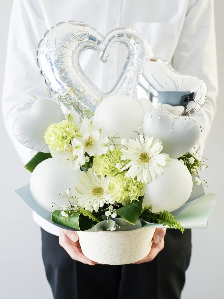 ハートバルーンの生花アレンジ 白｜フラスタ・楽屋花のSakaseru