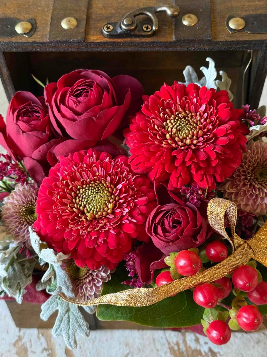 最低価格の 生花のトレジャーボックスアレンジ 赤 S｜フラスタ・楽屋花の フラワー・リース