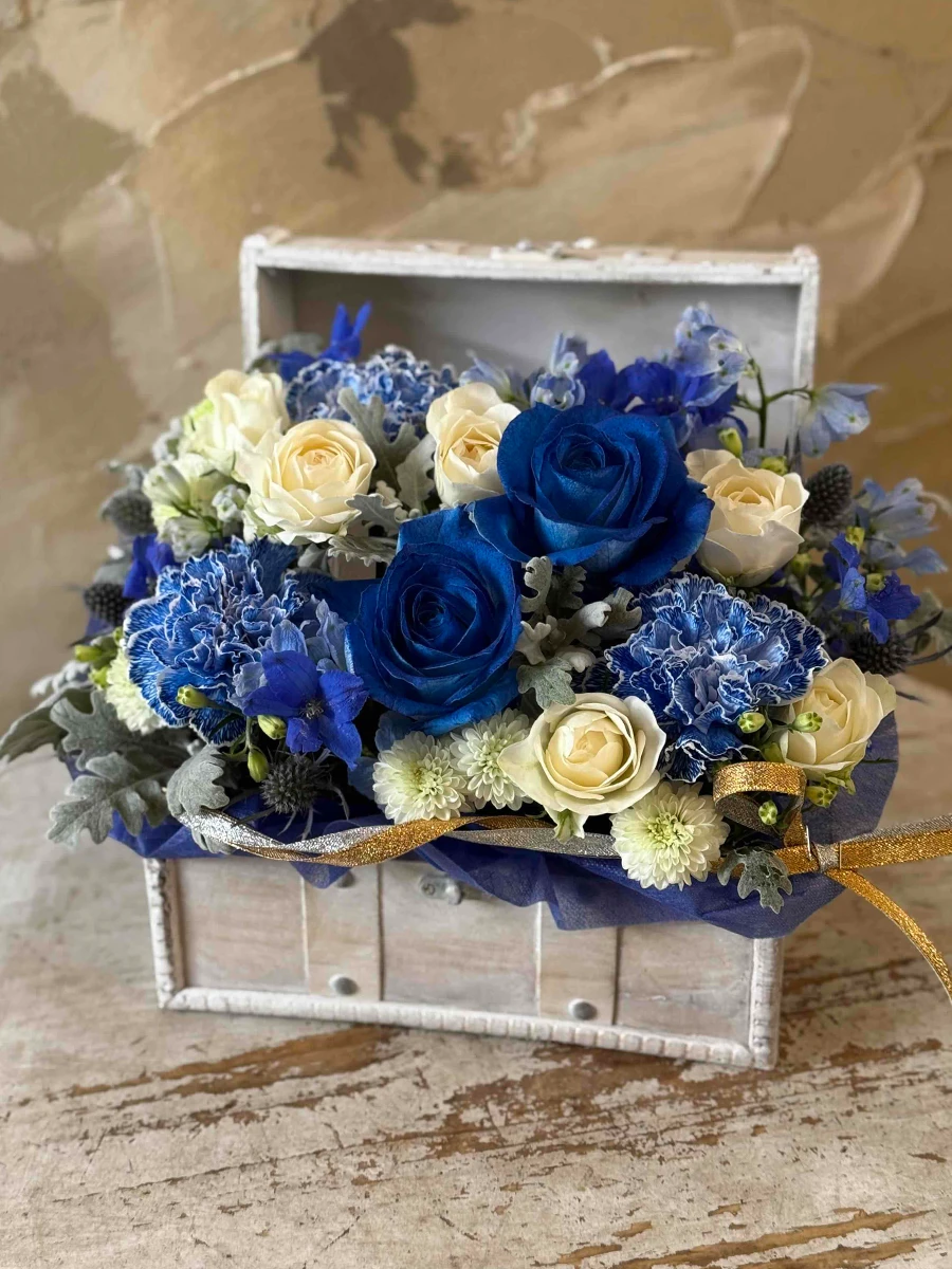 生花のトレジャーボックスアレンジ ブルーホワイト M｜フラスタ・楽屋
