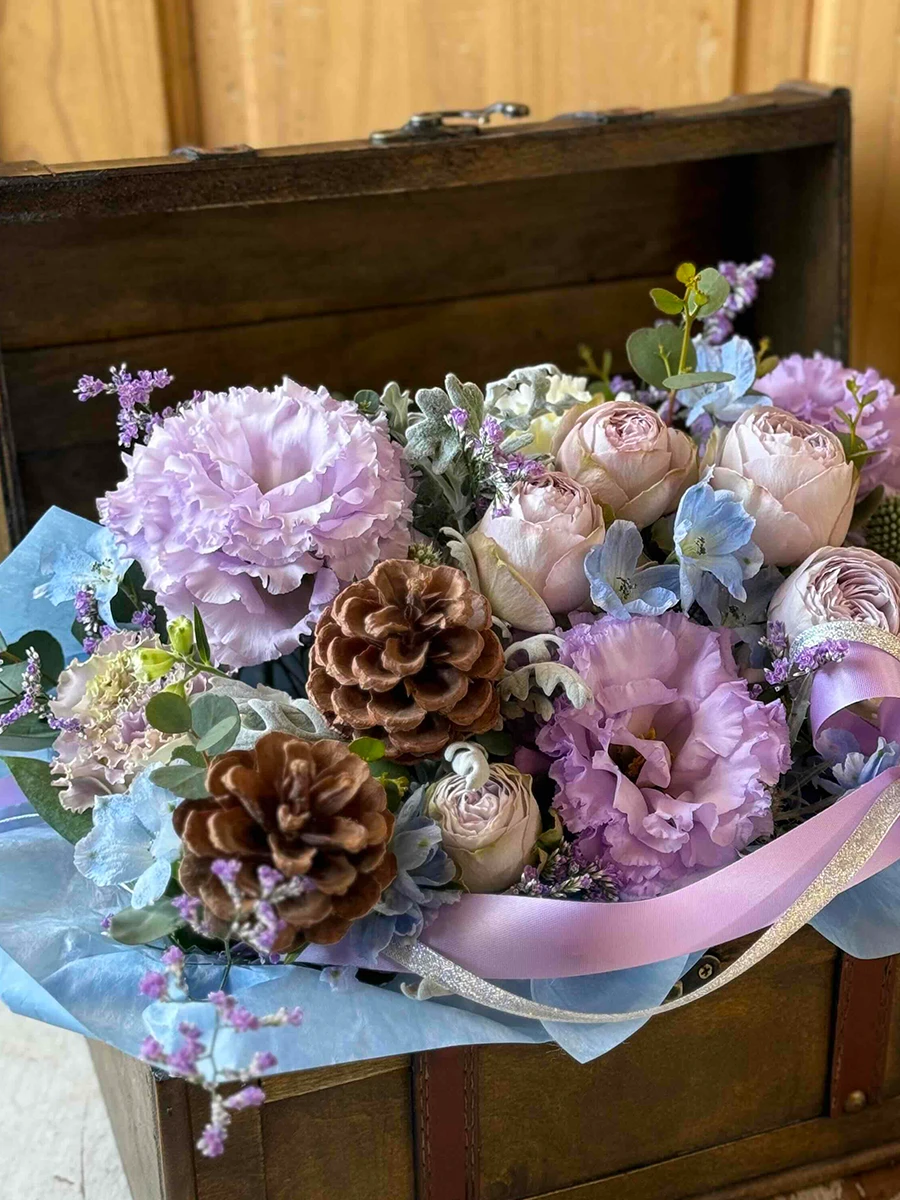 生花のトレジャーボックスアレンジ 紫ブルー L｜フラスタ・楽屋花の