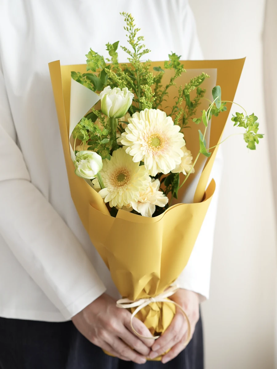 季節のおまかせ花束アレンジ 黄色 S｜おしゃれな祝い花通販Sakaseru