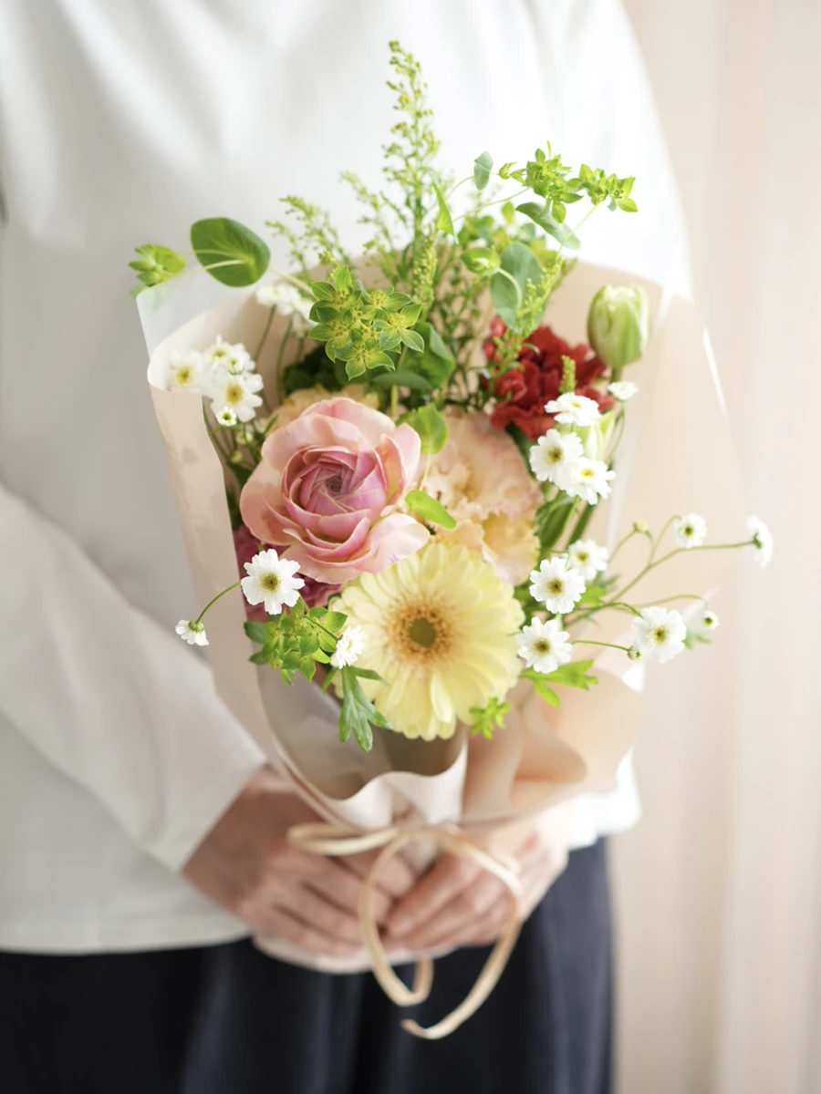 花束アレンジメント 季節のおまかせ花束アレンジ ミックス S｜おしゃれな祝い花通販Sakaseru