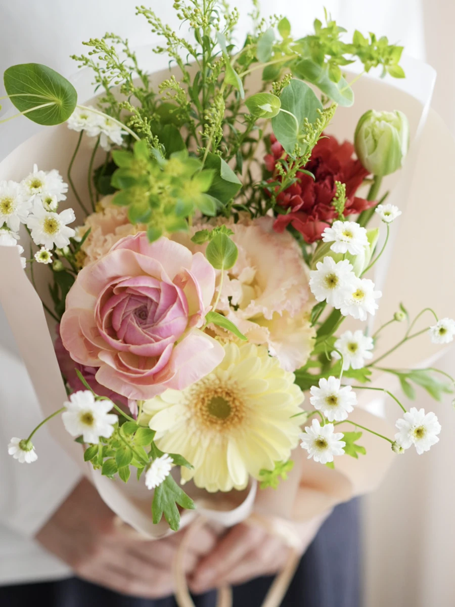 季節のおまかせ花束アレンジ ミックス S｜おしゃれな祝い花通販Sakaseru