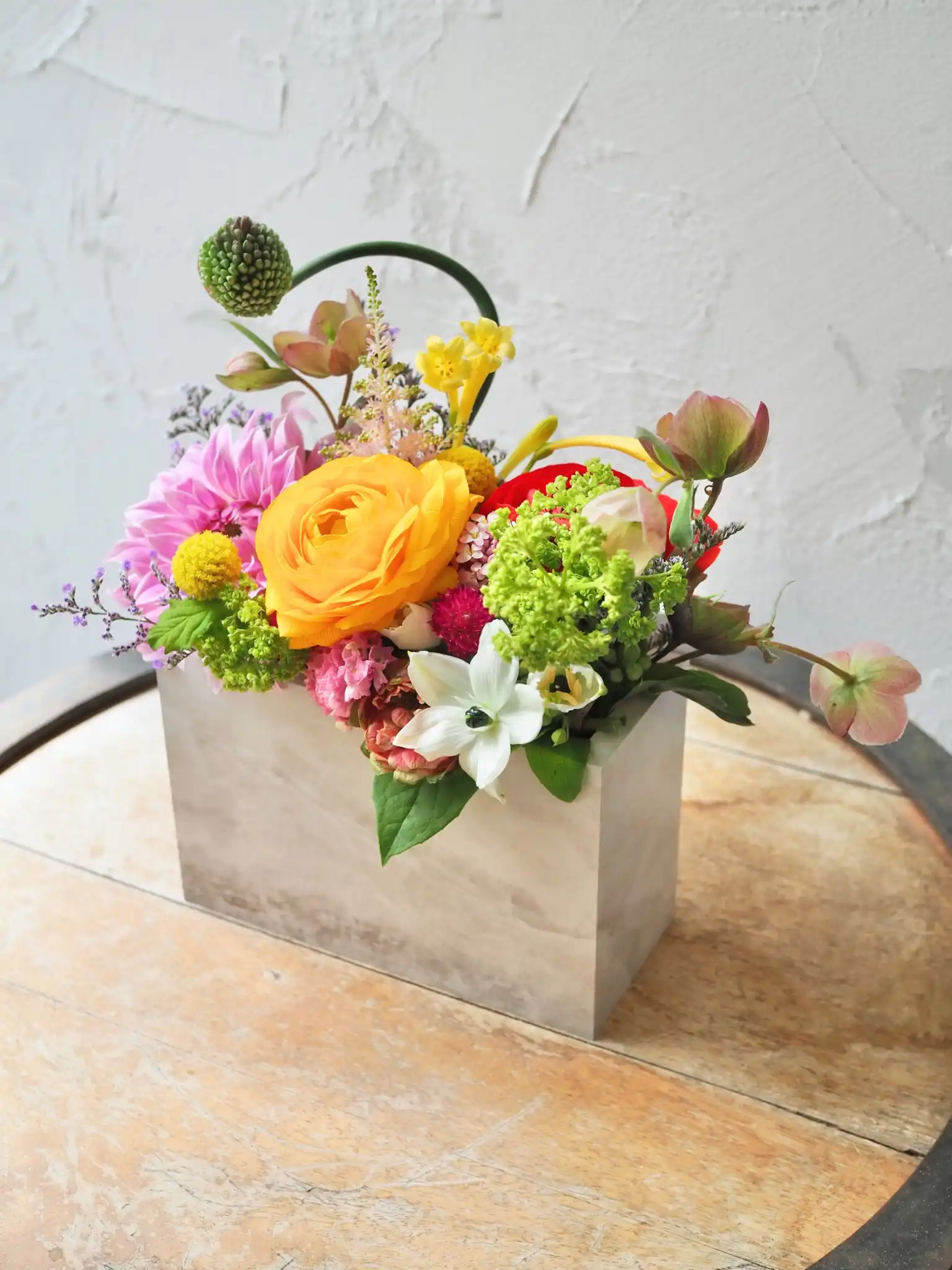 大理石風ベースの生花アレンジ ミックス S