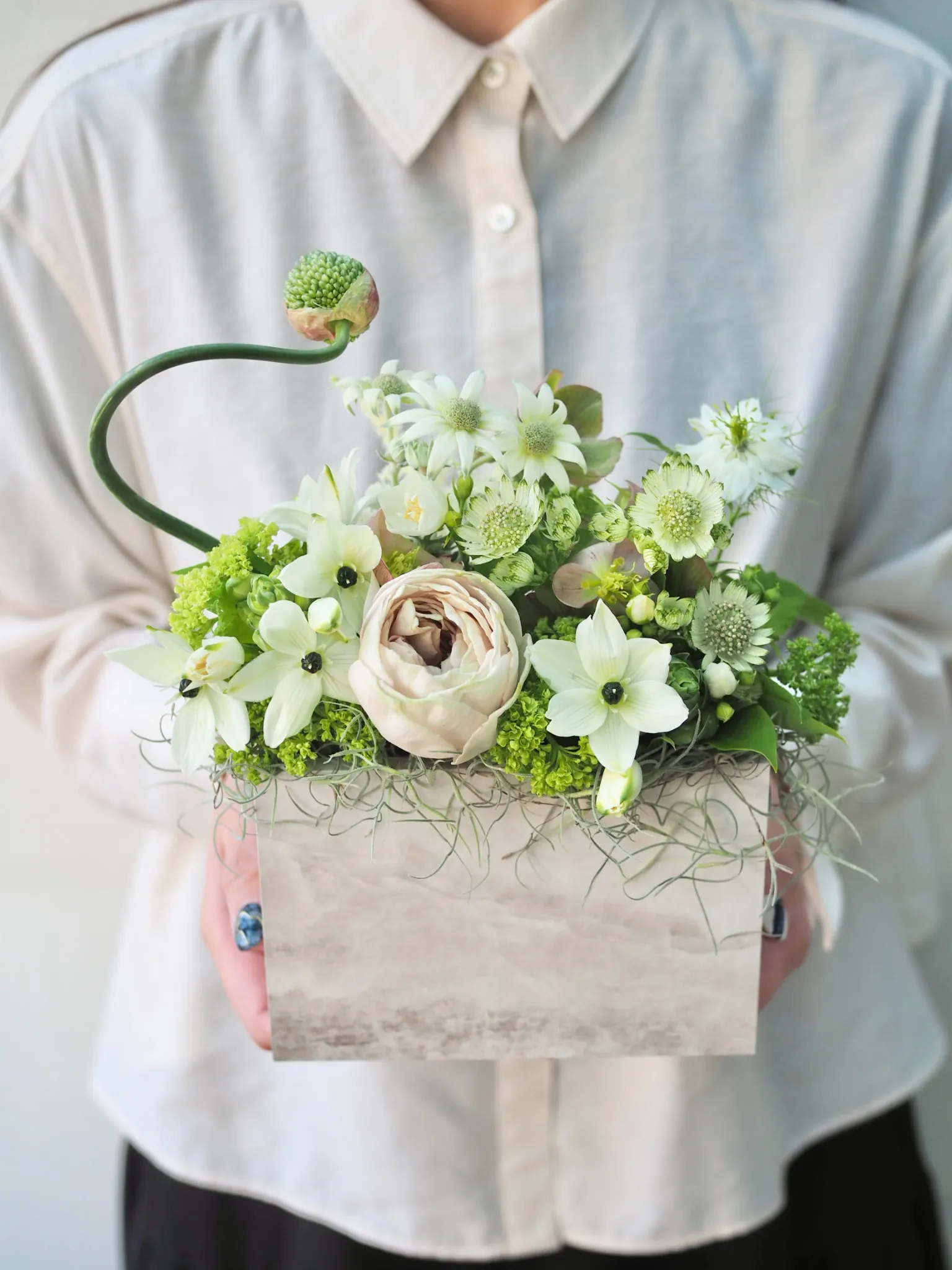 大理石風ベースの生花アレンジ 白グリーン S｜フラスタ・楽屋花のSakaseru