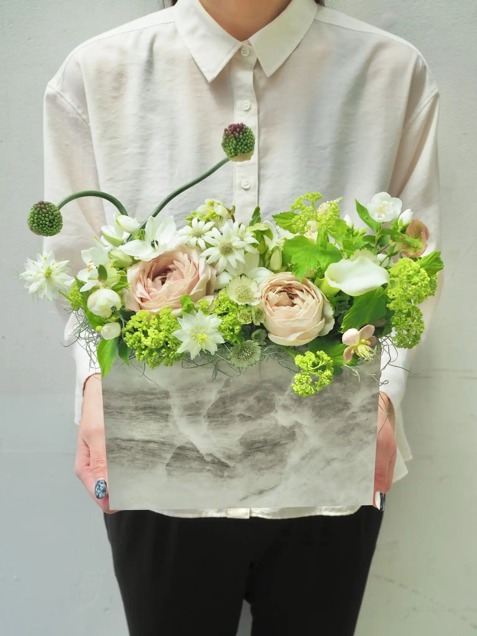 大理石風ベースの生花アレンジ 白グリーン M｜フラスタ・楽屋花のSakaseru
