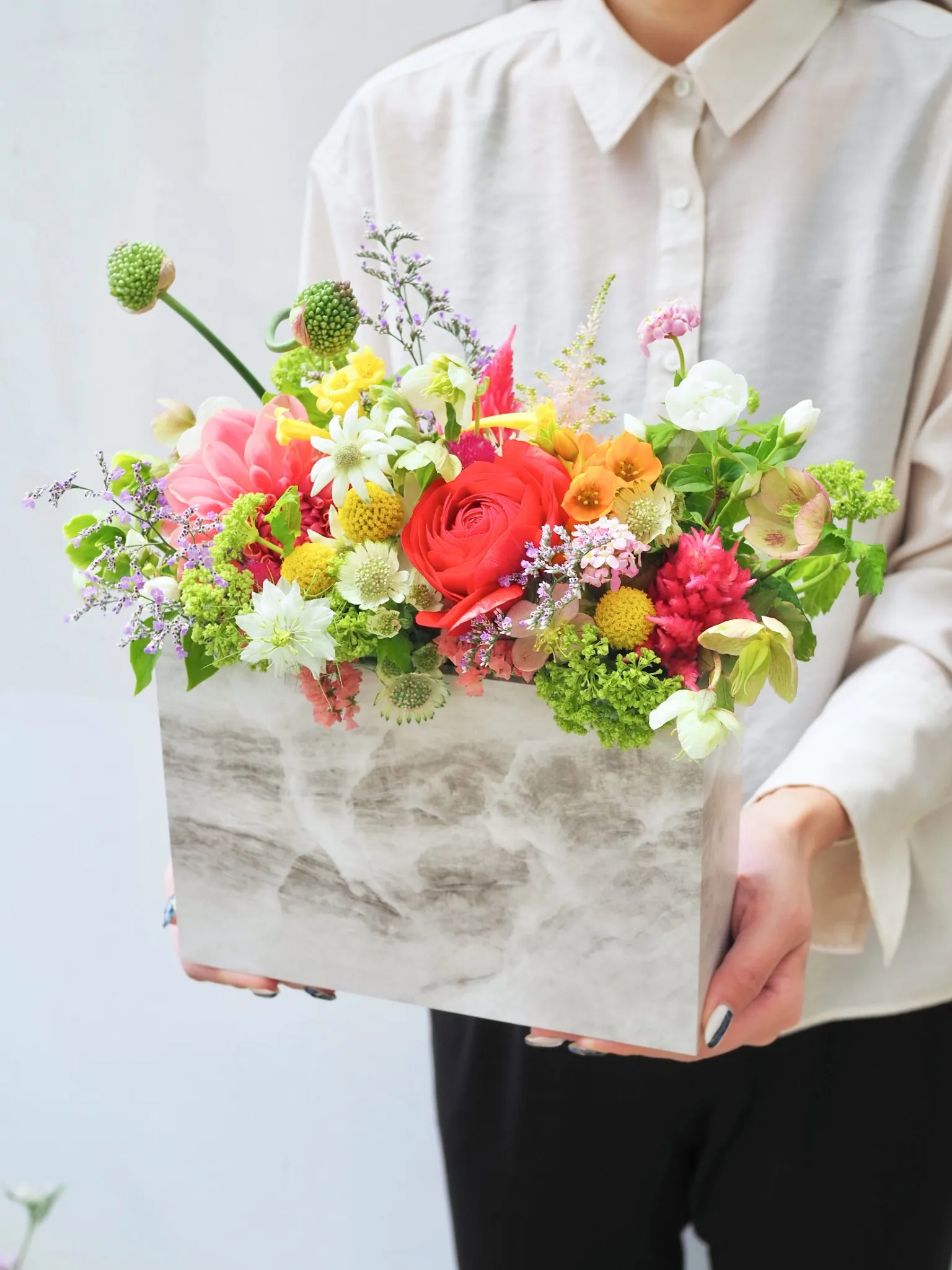 大理石風ベースの生花アレンジ ミックス M｜フラスタ・楽屋花のSakaseru