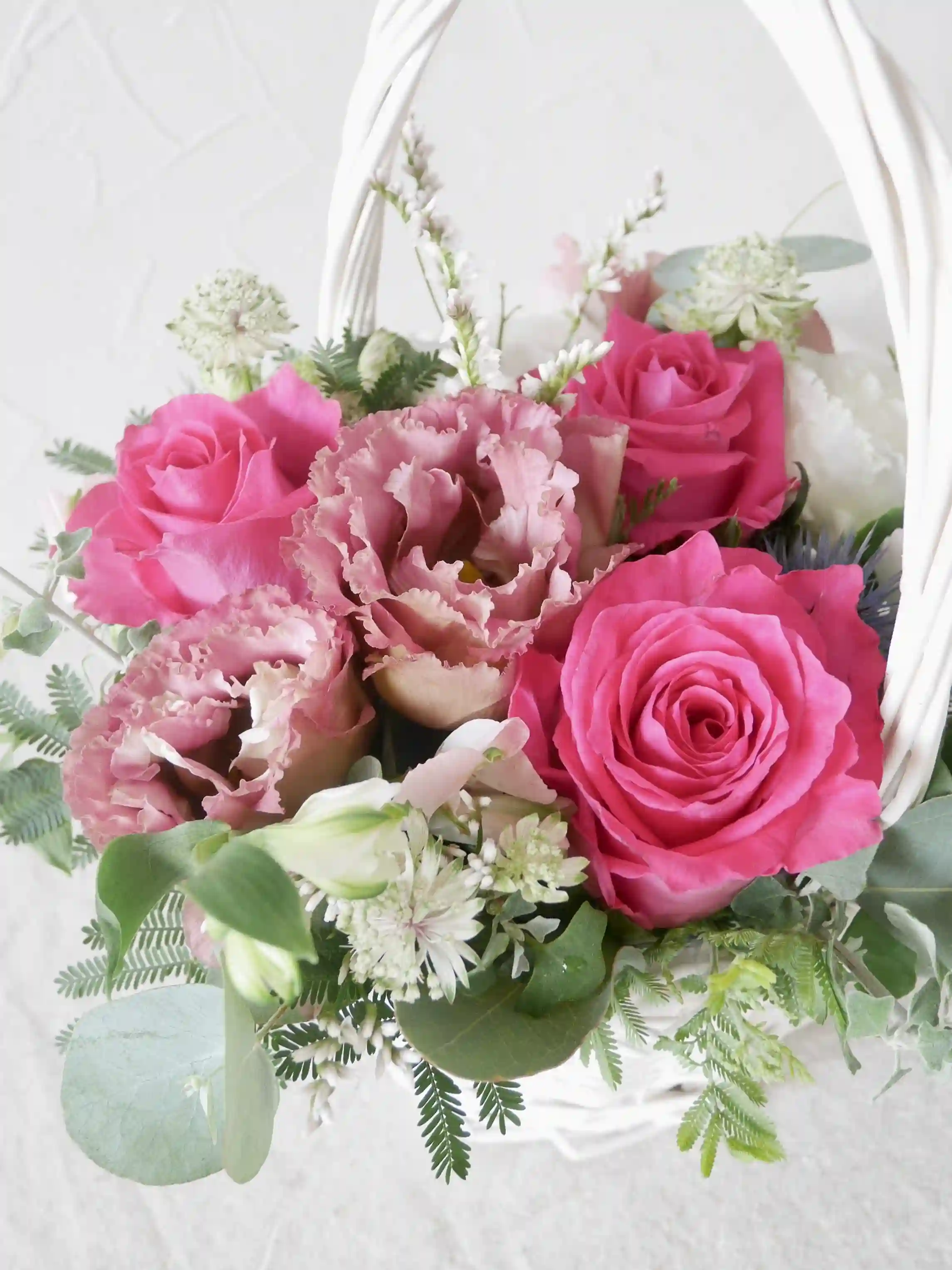 ホットピンクのバスケットアレンジ