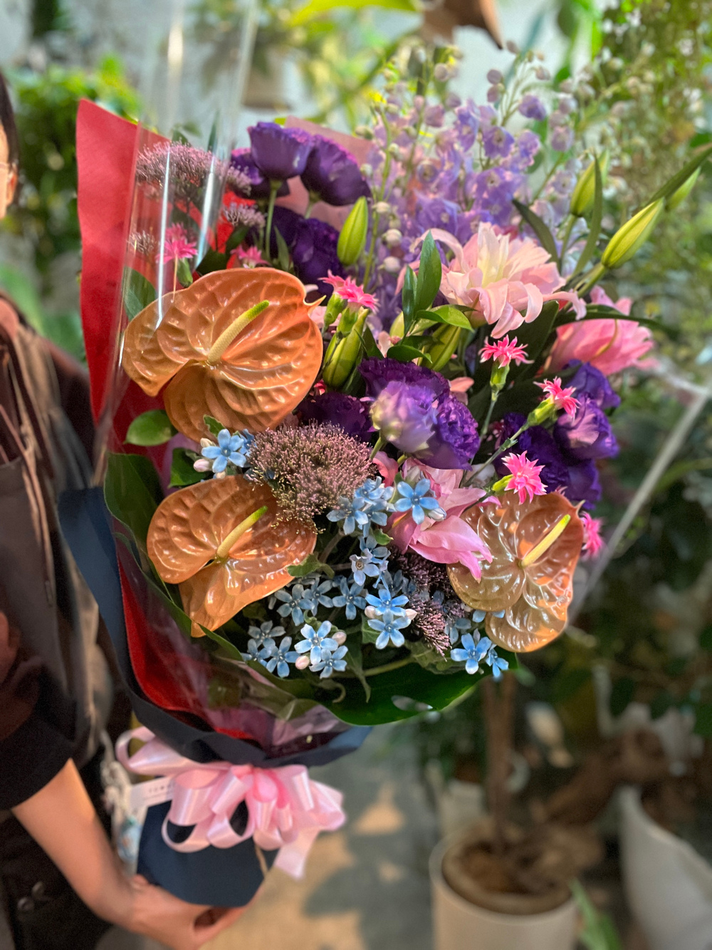 落ち着いた色合いの花束|開店祝いに人気の商品