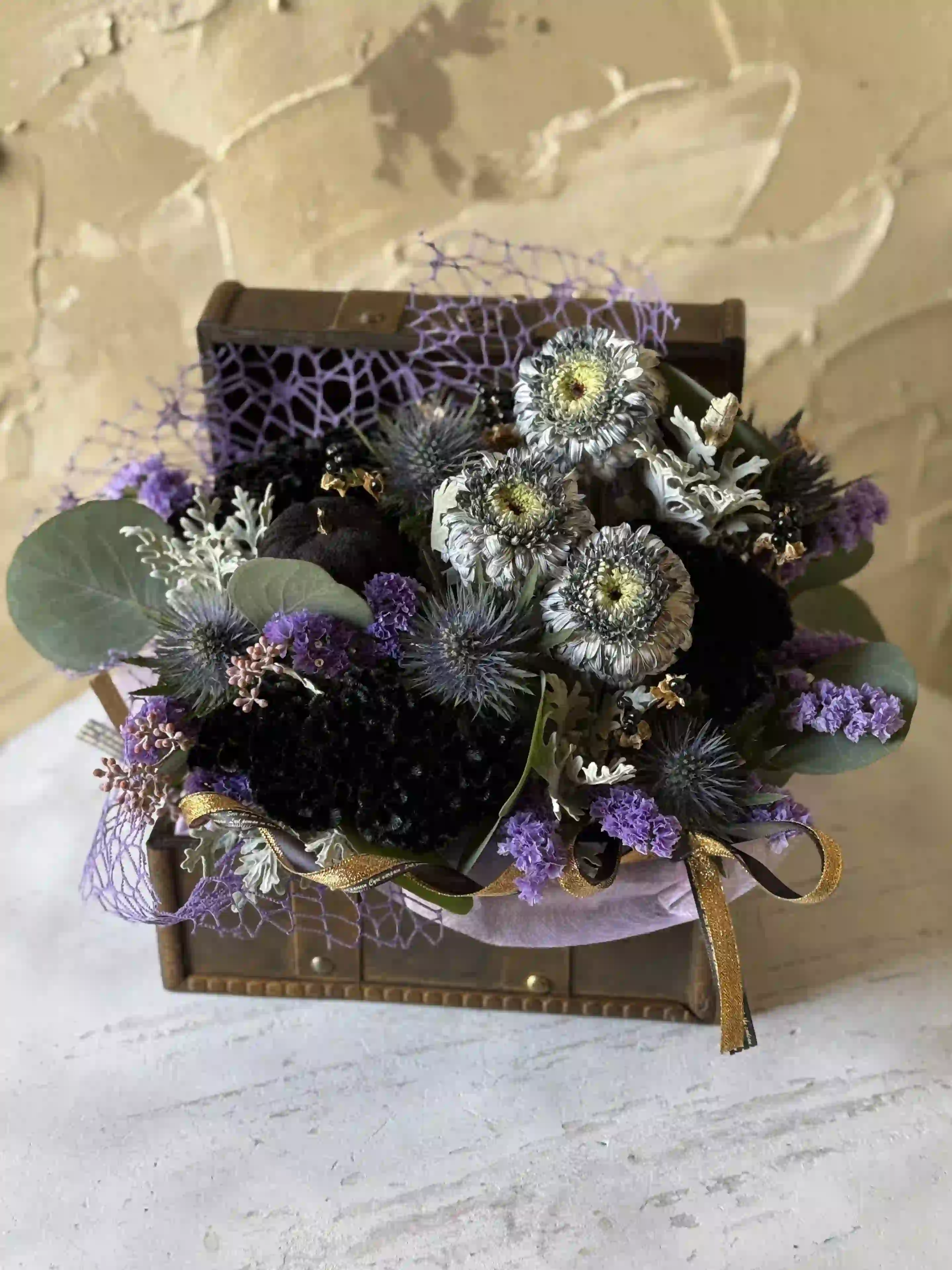 秋限定】生花のトレジャーボックスアレンジ ハロウィンブラック