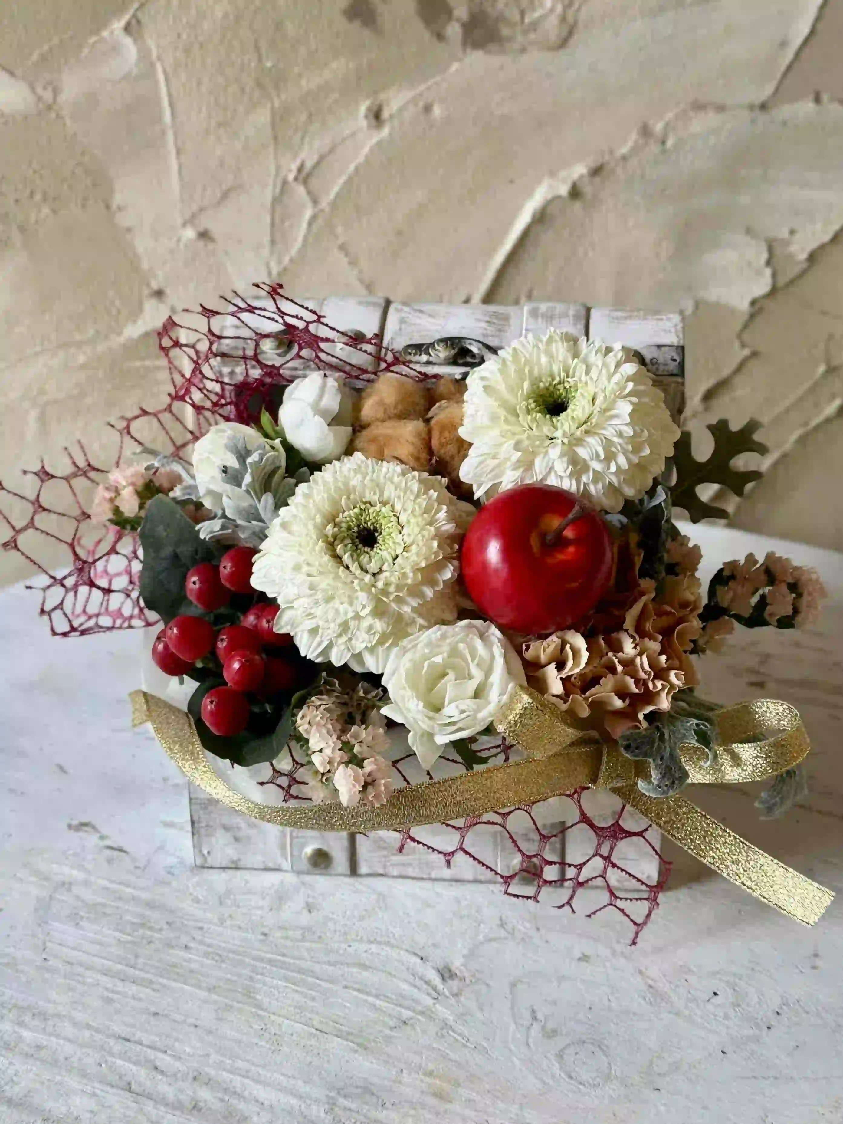 【冬限定】生花のトレジャーボックスアレンジ 赤ホワイト S