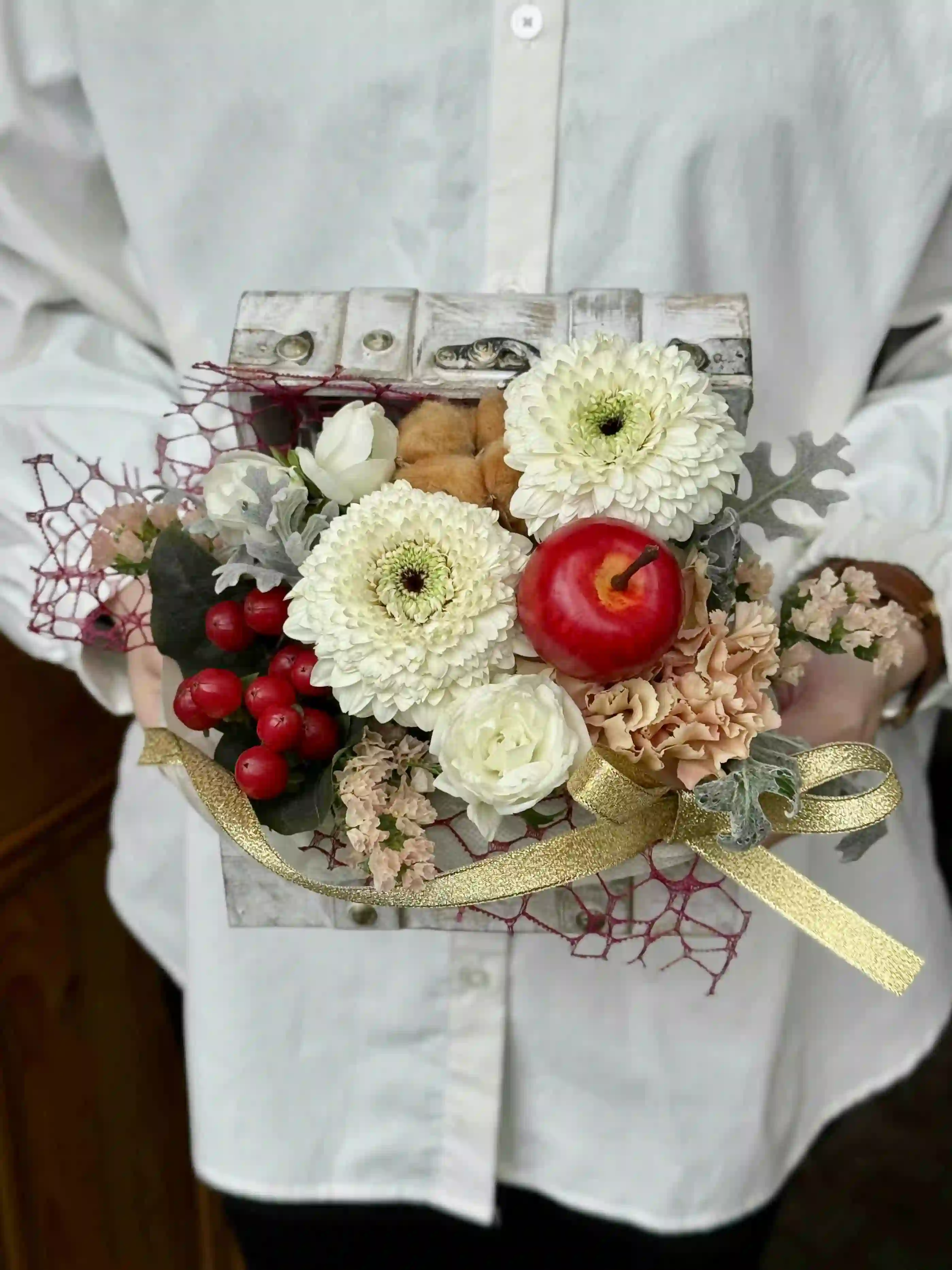 冬限定】生花のトレジャーボックスアレンジ 赤ホワイト S｜フラスタ