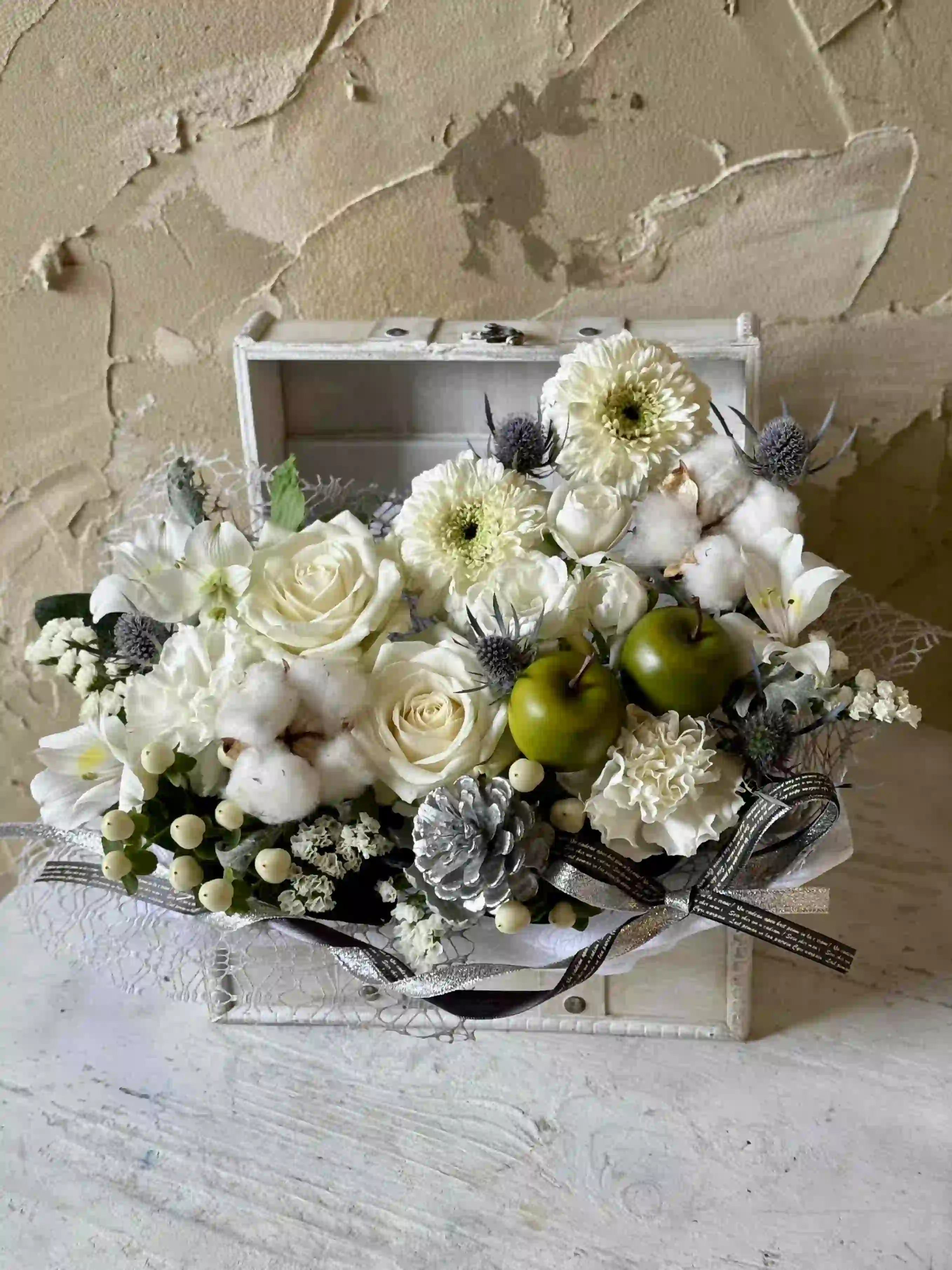 冬限定】生花のトレジャーボックスアレンジ ホワイト M｜フラスタ