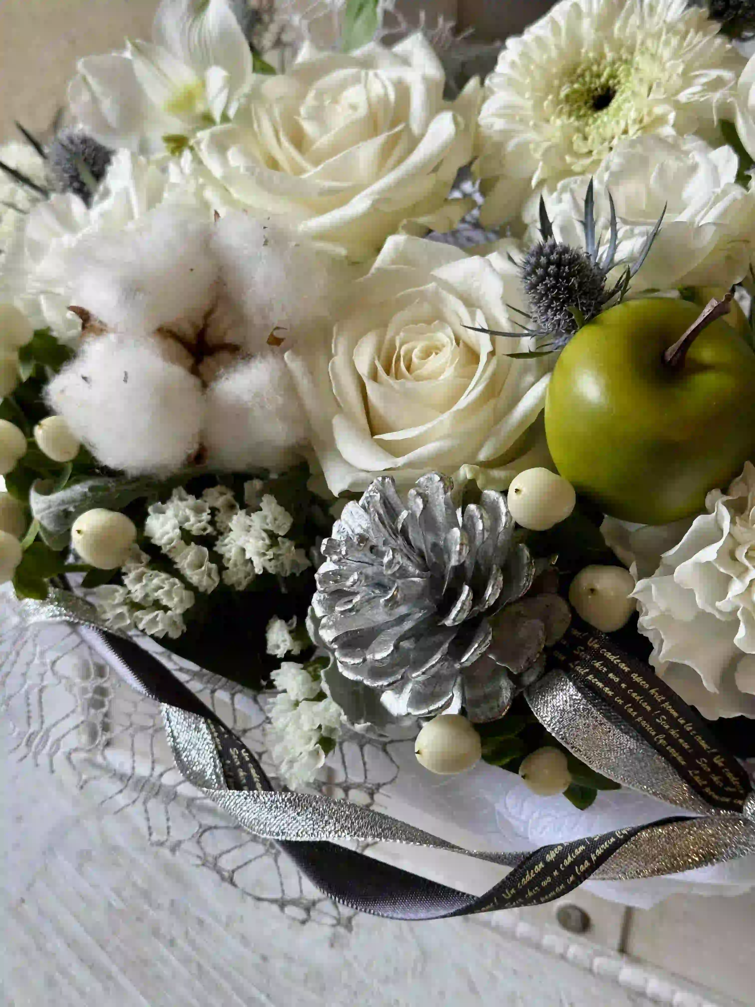 冬限定】生花のトレジャーボックスアレンジ ホワイト M｜フラスタ