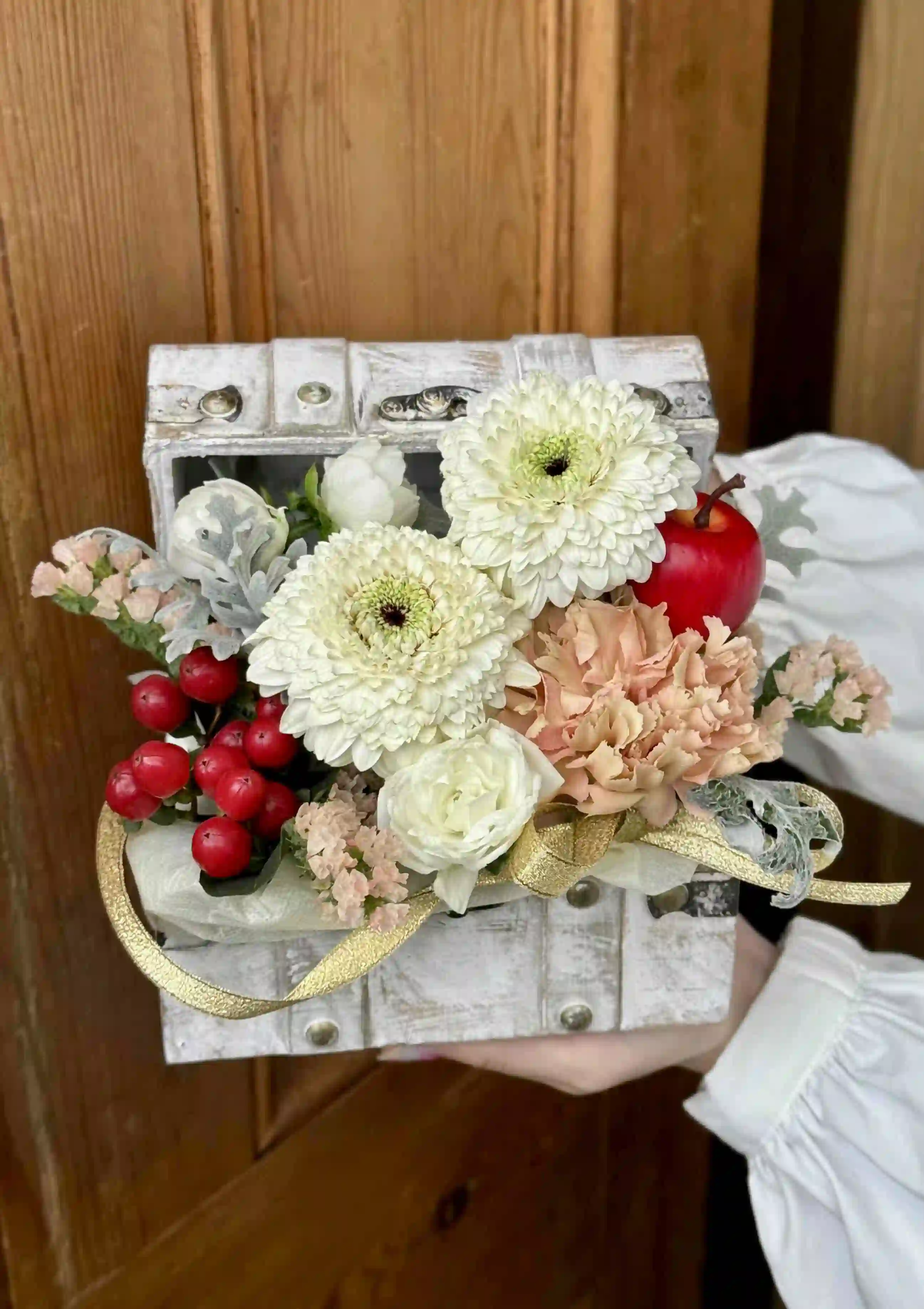 生花のトレジャーボックスアレンジ 赤ホワイト S