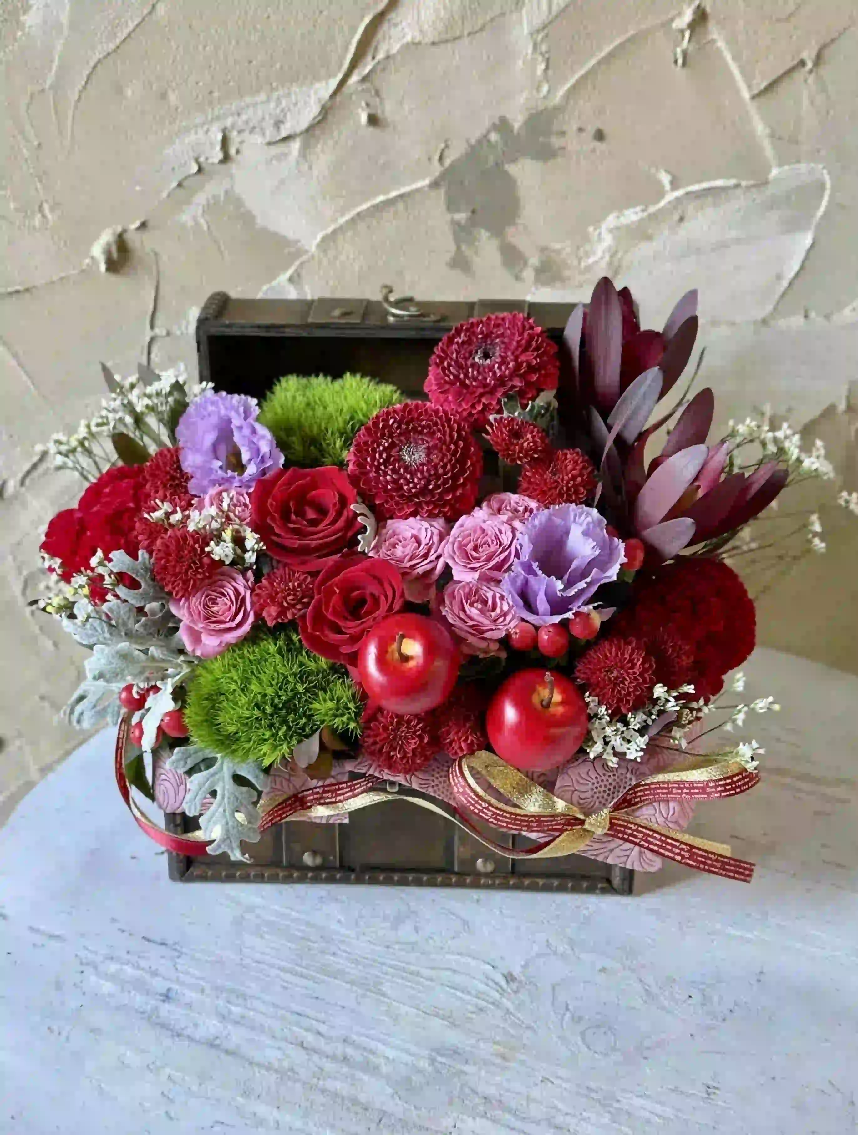 生花のトレジャーボックスアレンジ 赤ミックス M