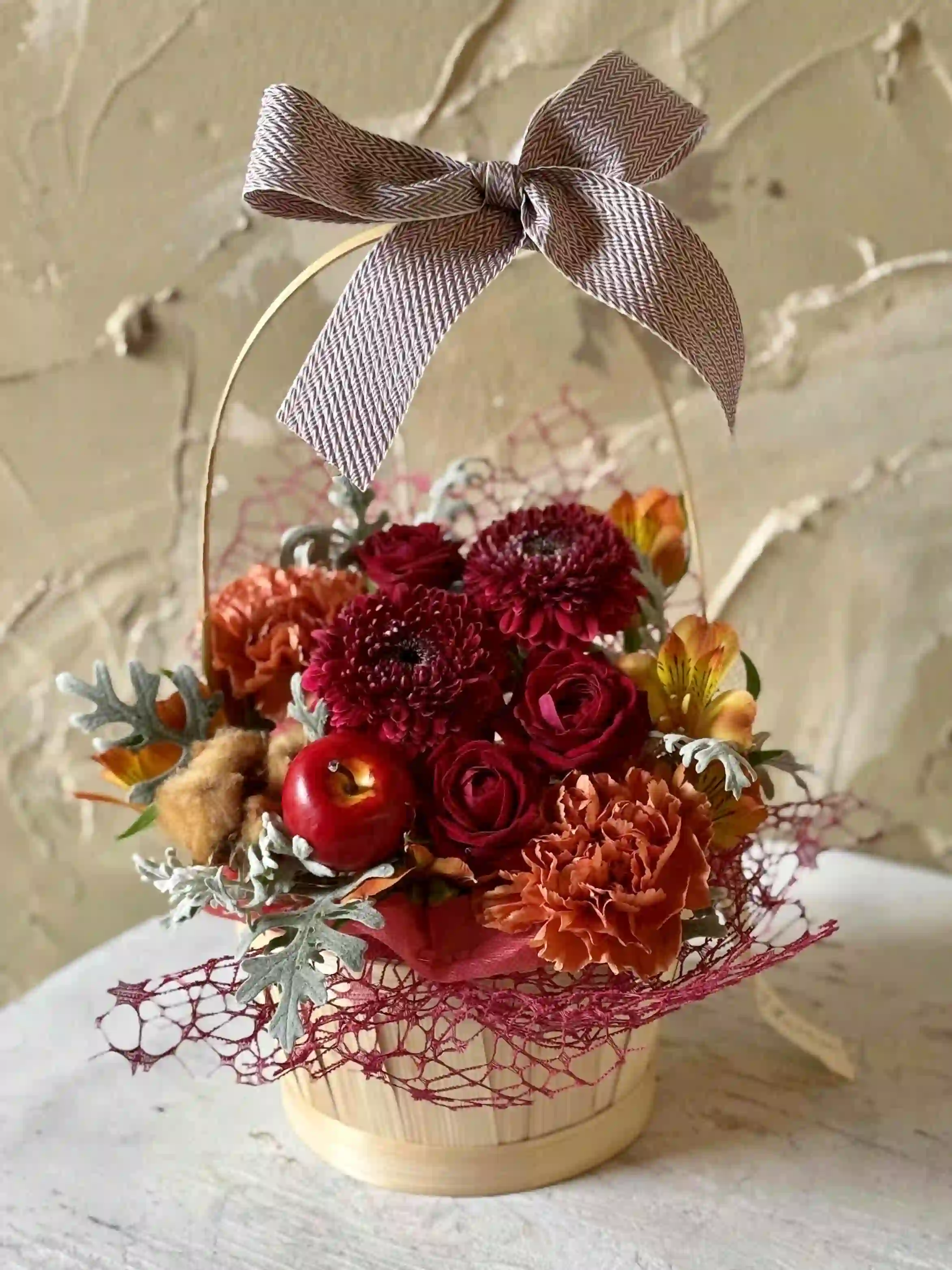 【冬限定】生花のリボンバスケットアレンジ 赤