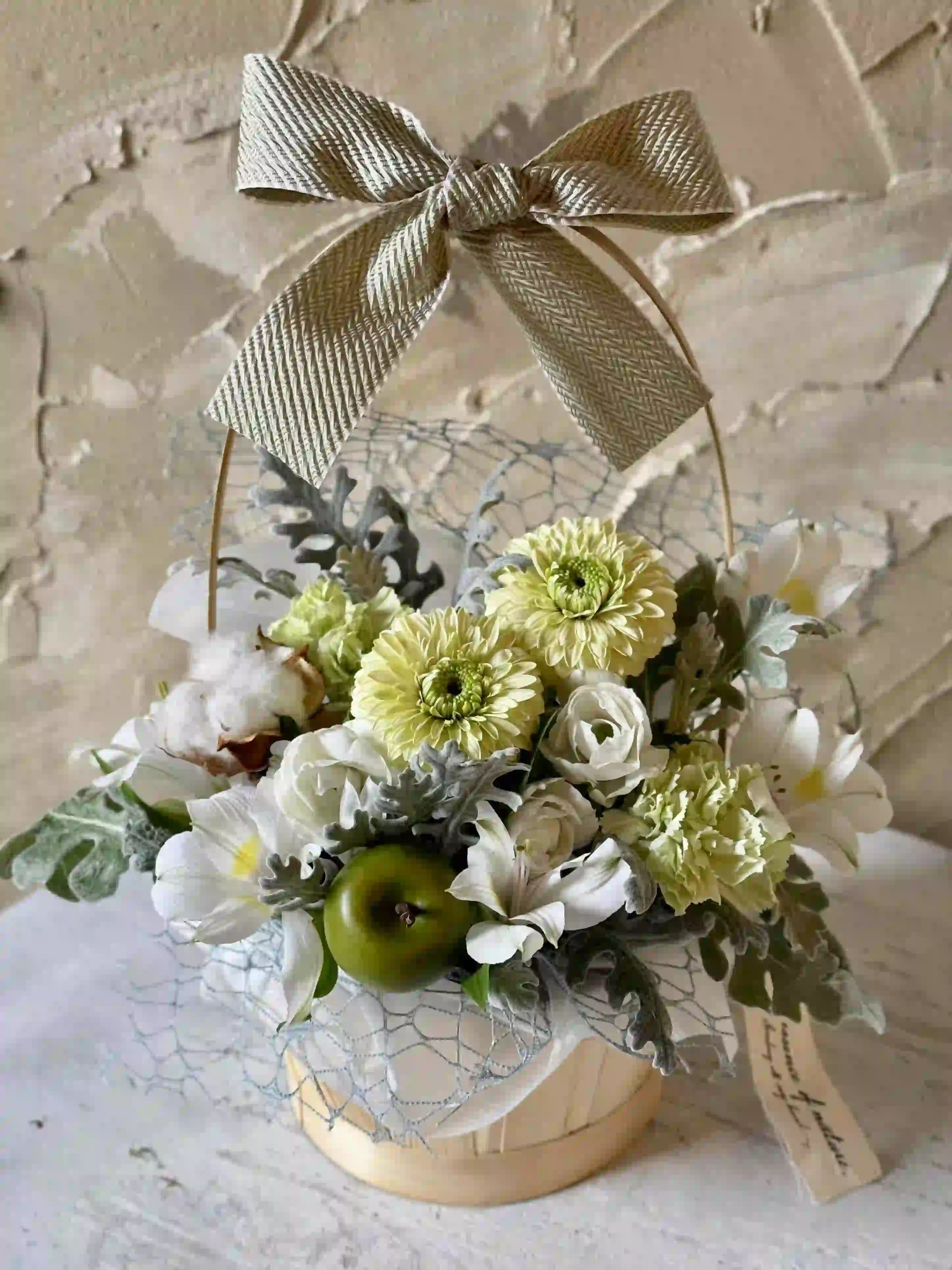 【冬限定】生花のリボンバスケットアレンジ ホワイトグリーン