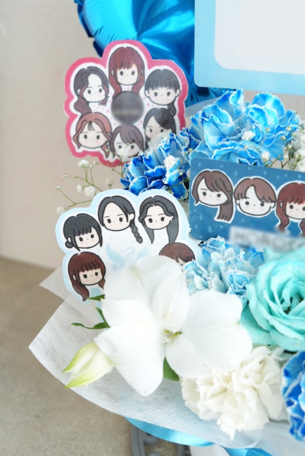 楽屋花 ブルーを基調に夏らしさを表現したご出演祝い花・楽屋花公演