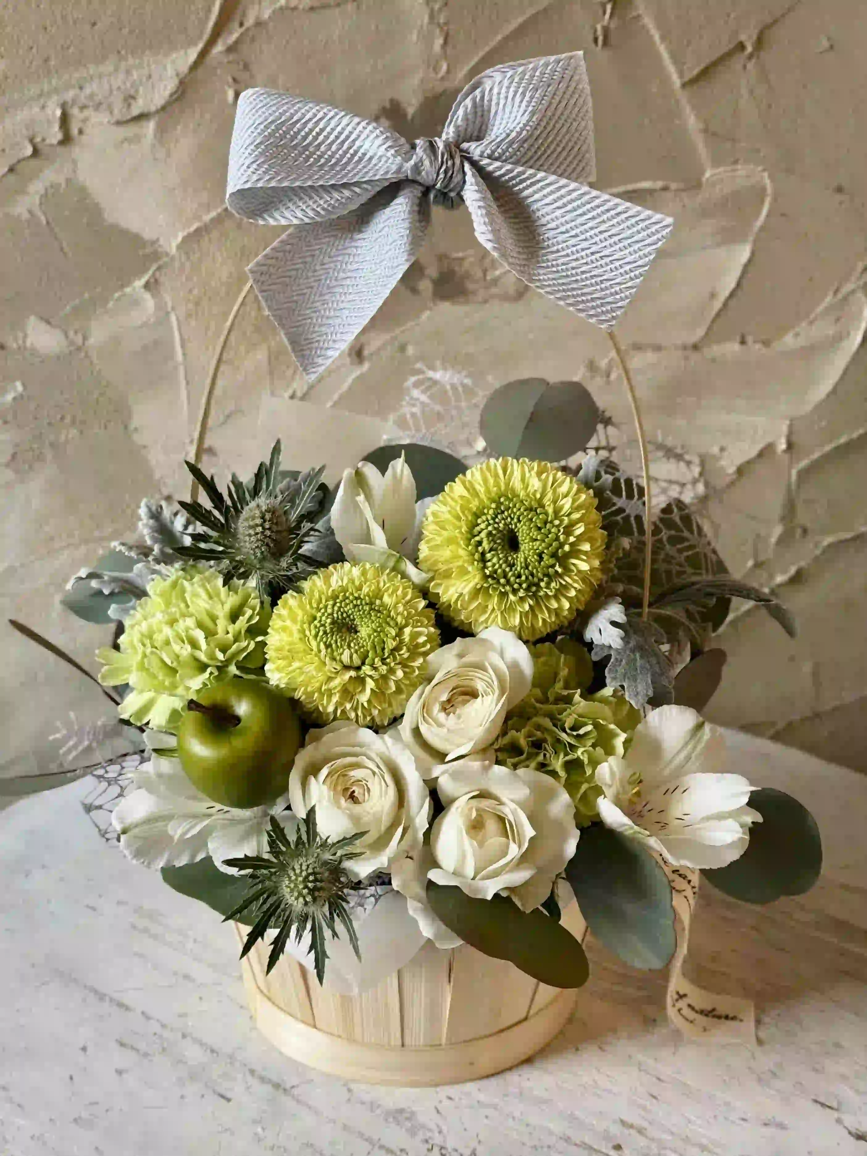生花のリボンバスケットアレンジ 白グリーン