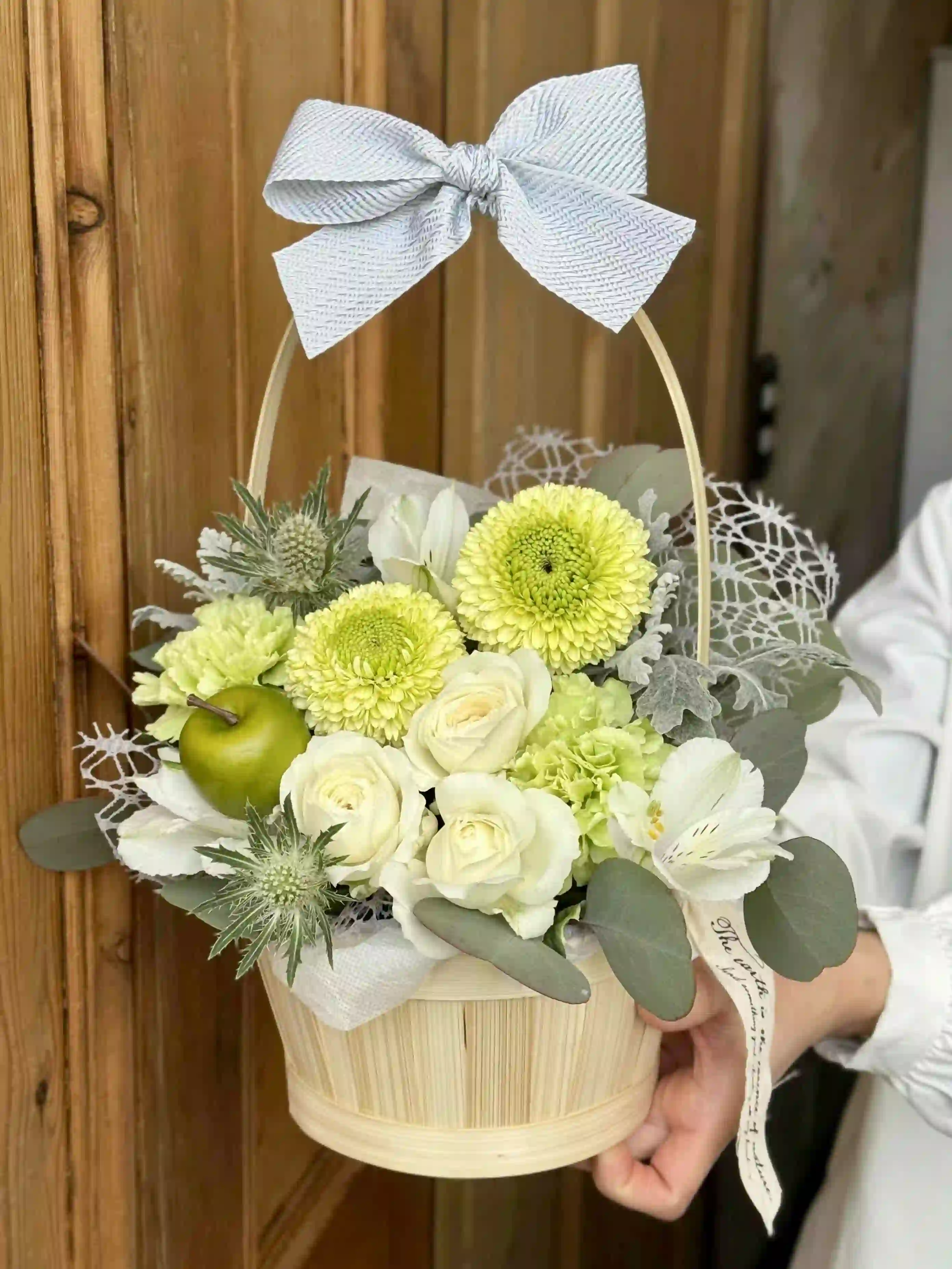 【おまとめ】バスケットアレンジ☘ホワイト　Mサイズ 生花のリボンバスケットアレンジ 白グリーン｜フラスタ・楽屋花のSakaseru