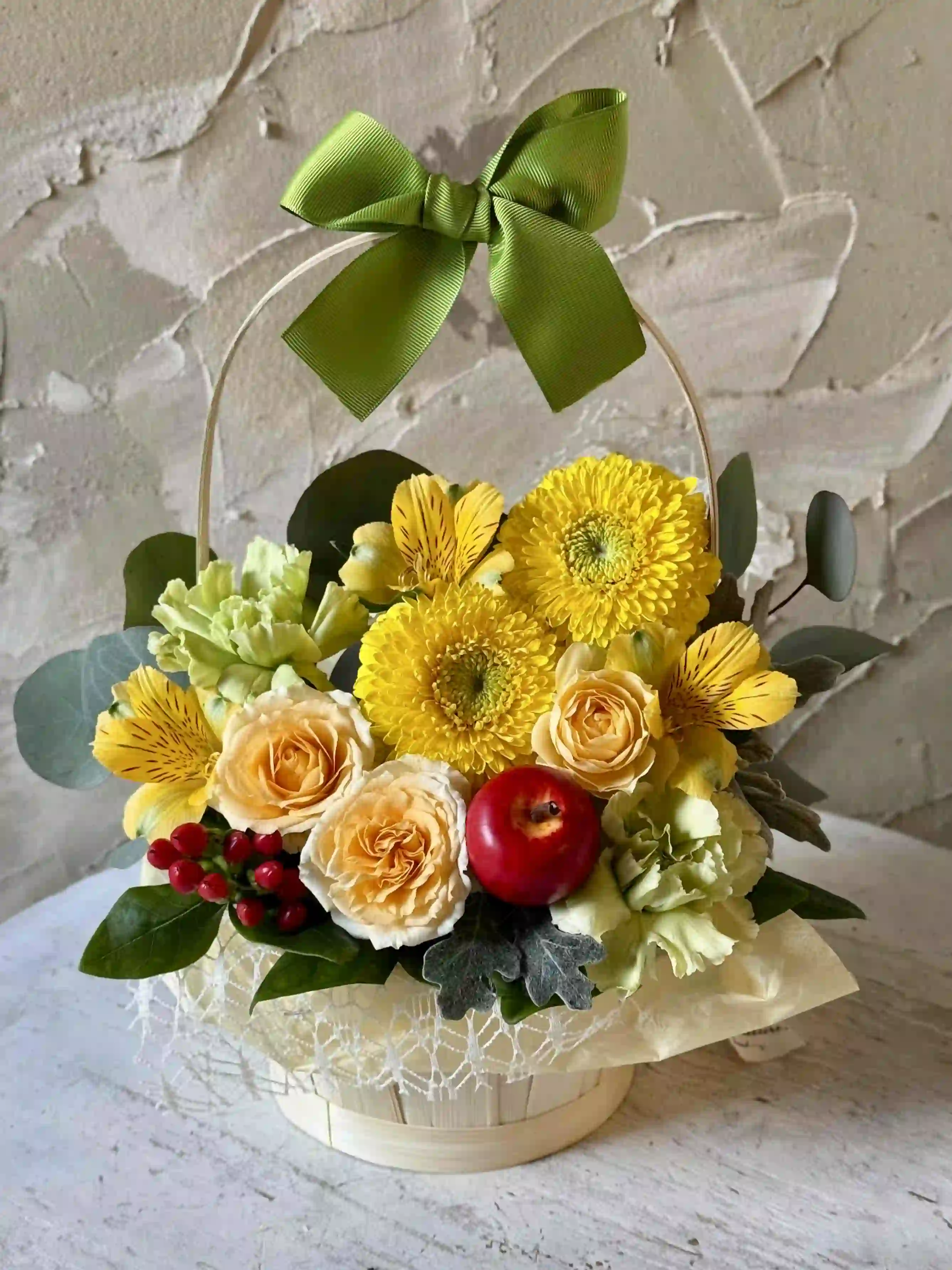 生花のリボンバスケットアレンジ 黄色