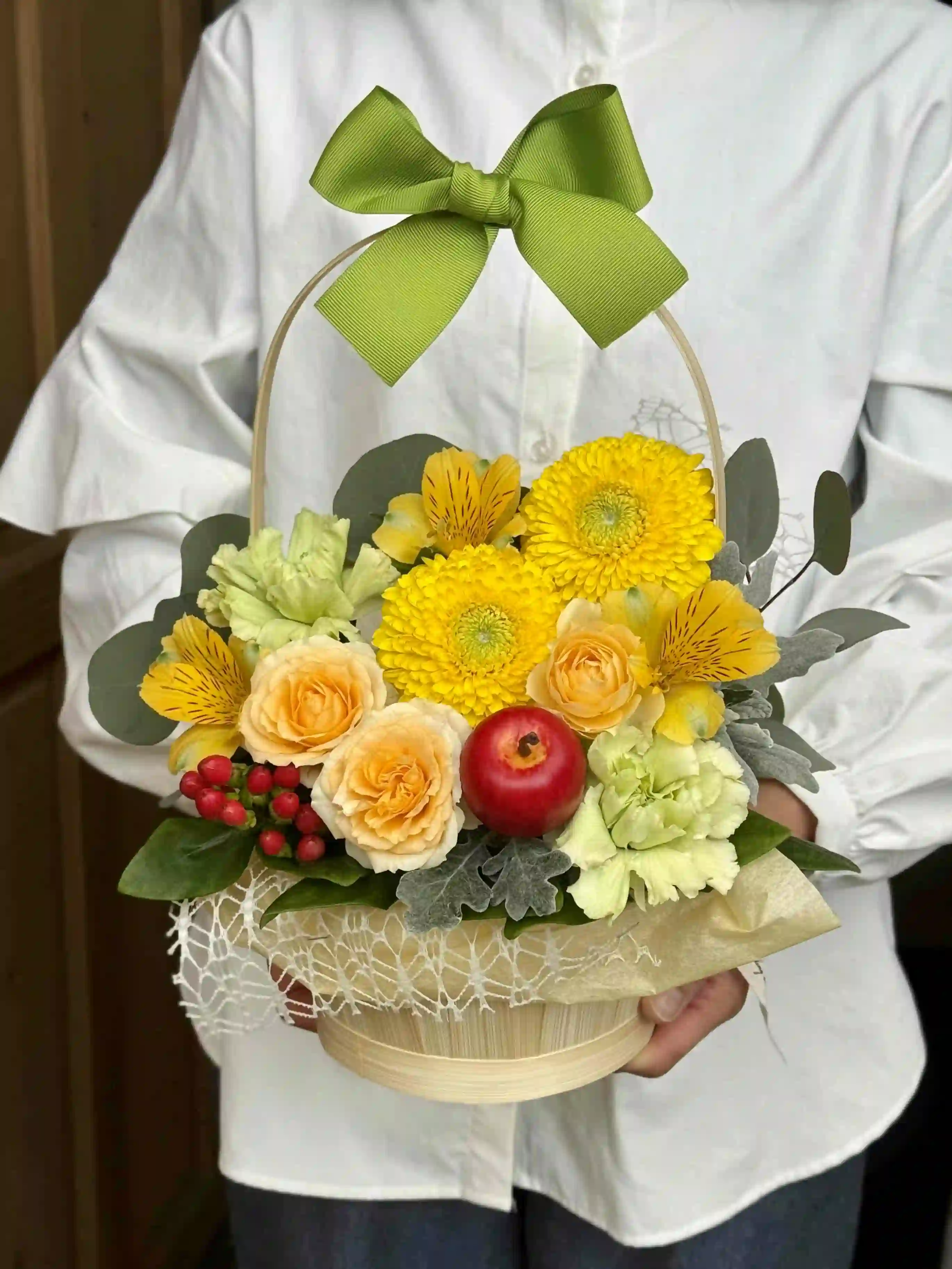 生花のリボンバスケットアレンジ 黄色｜フラスタ・楽屋花のSakaseru