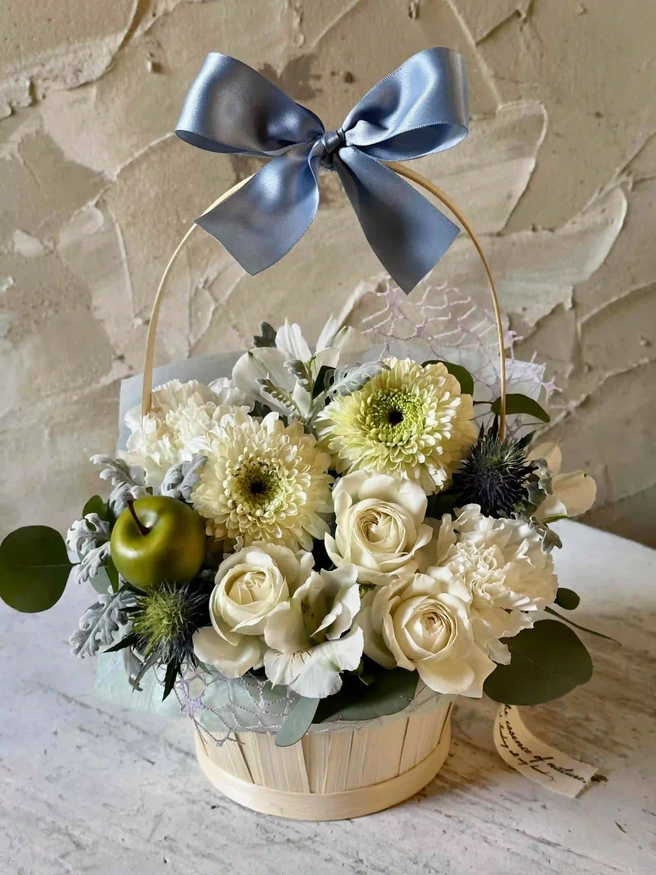 生花のリボンバスケットアレンジ 白ブルー
