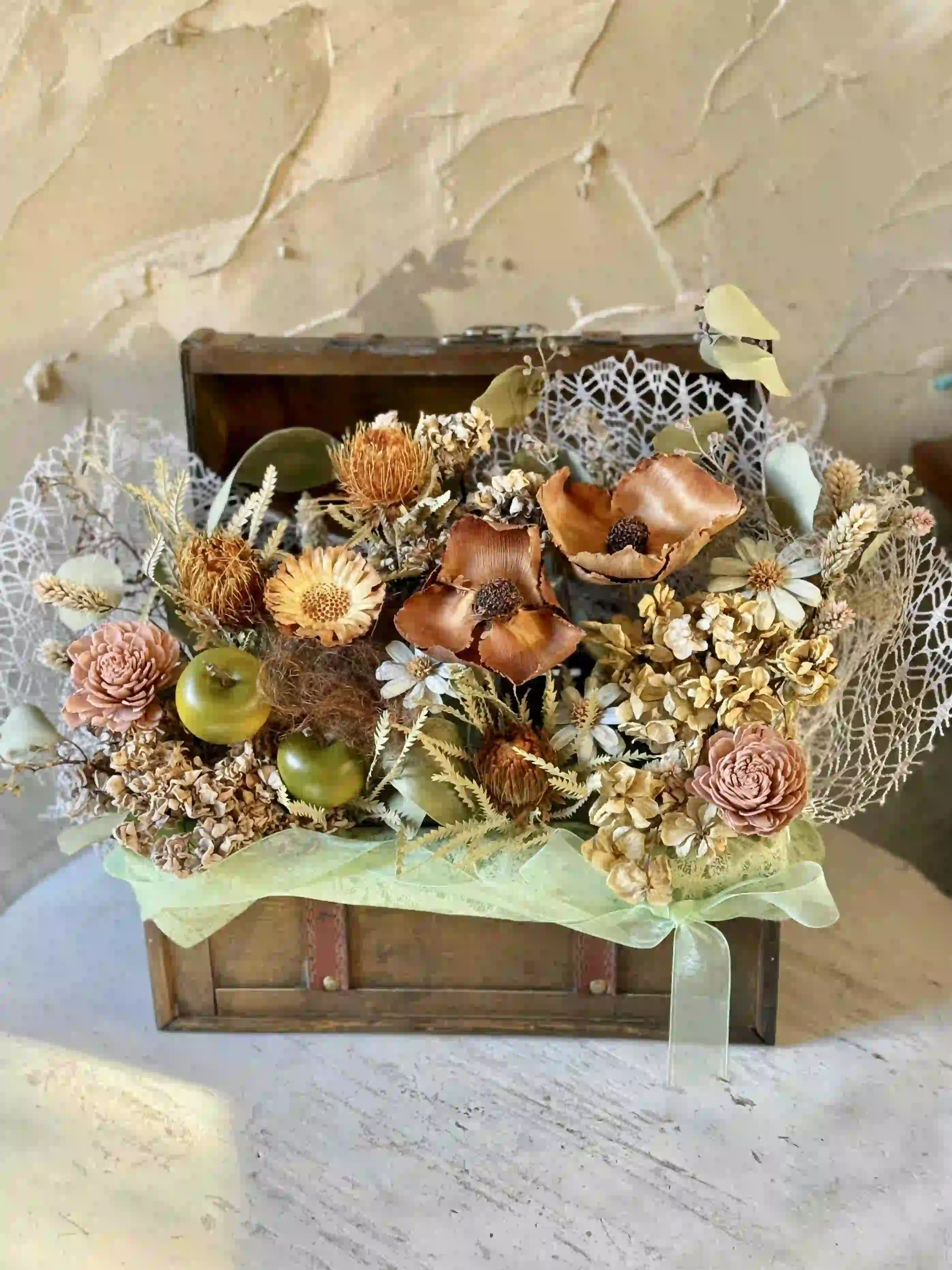 シックな雰囲気のドライフラワーアレンジ L｜おしゃれな祝い花通販Sakaseru