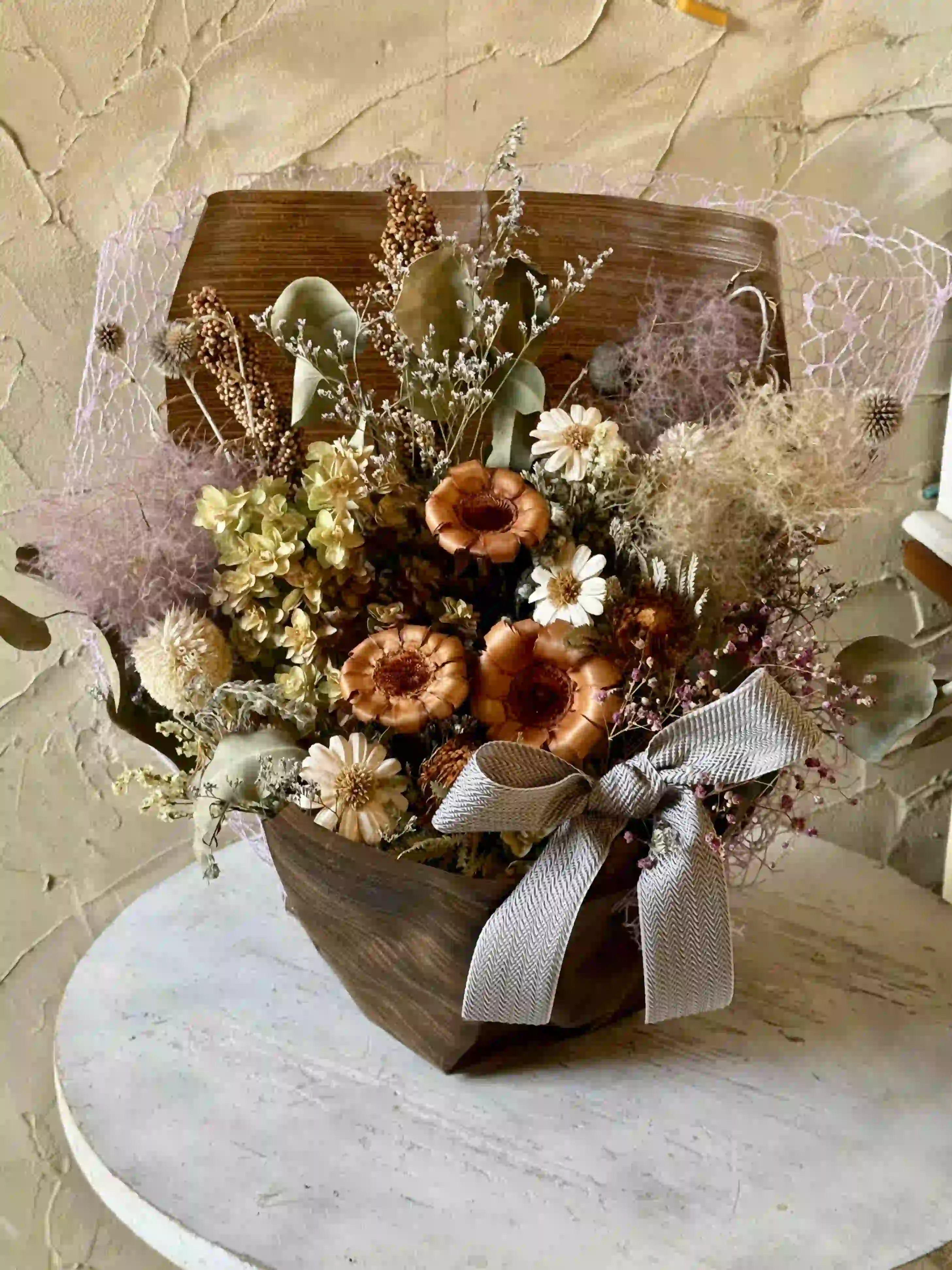 シックな雰囲気のドライフラワーアレンジ L｜おしゃれな祝い花通販Sakaseru