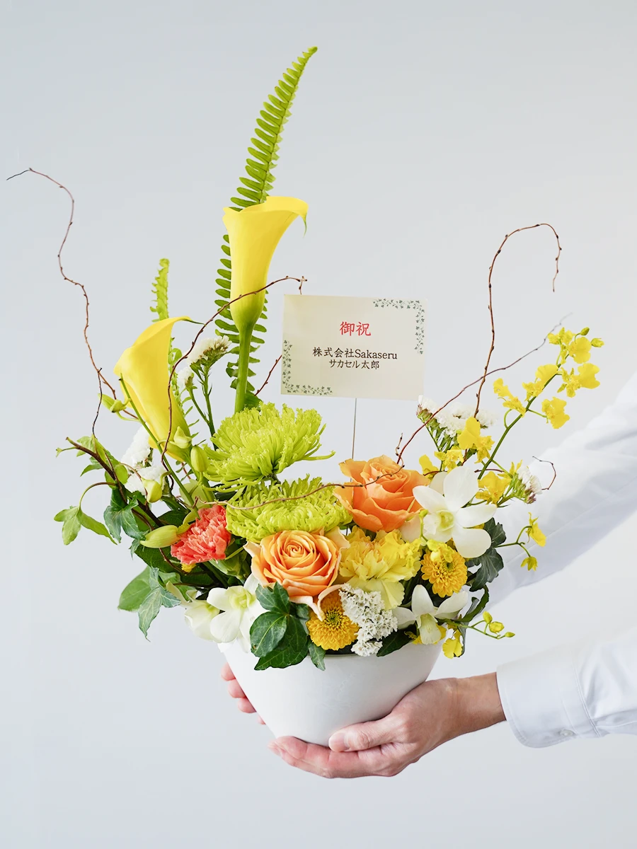 三日月型の生花アレンジ